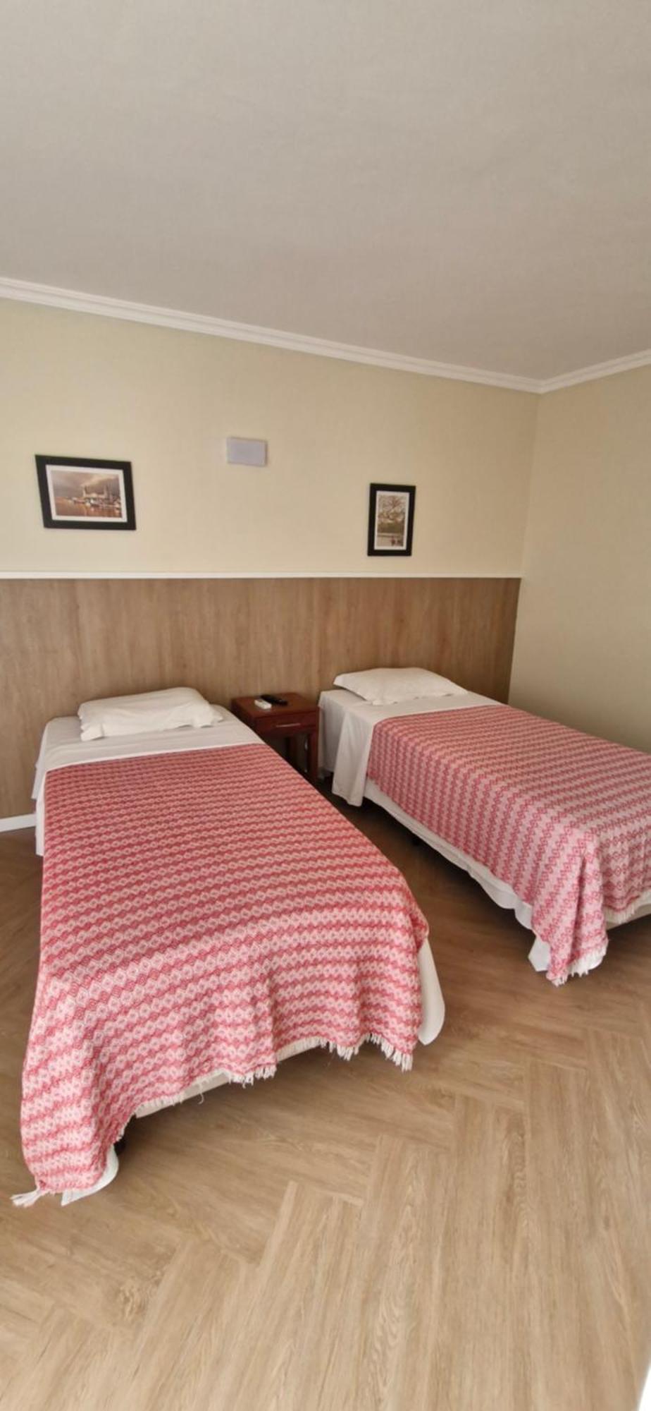 Quarto com 2 Camas de Solteiro
