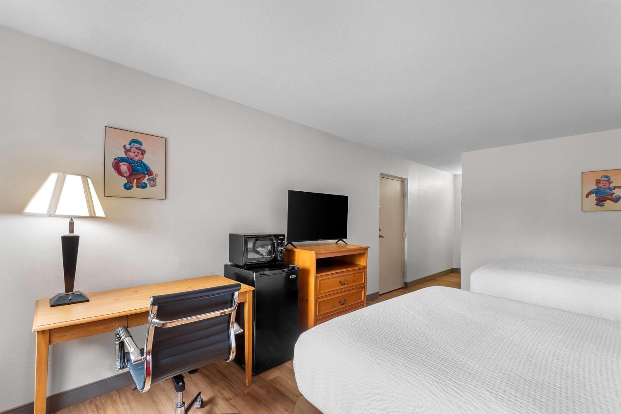 Queen Room with Walk-In Shower with Grab Bars - Mobility Accessible/Non-Smoking