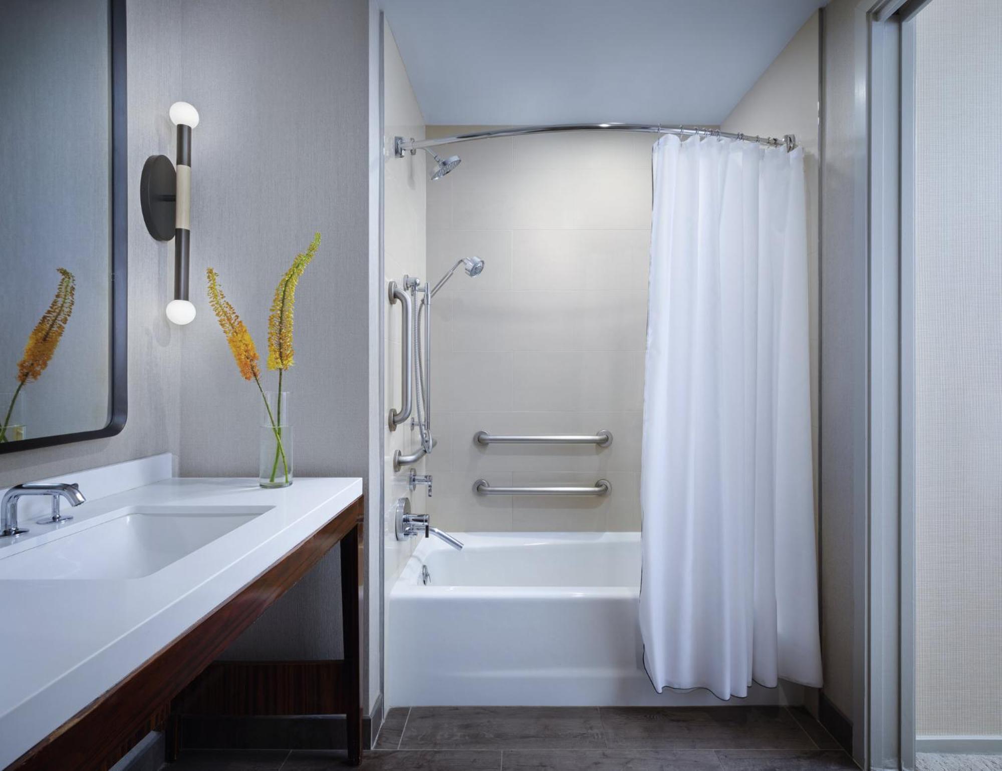 Queen Room with Two Queen Beds and Mobility Accessible Tub,1275549709:JPEG