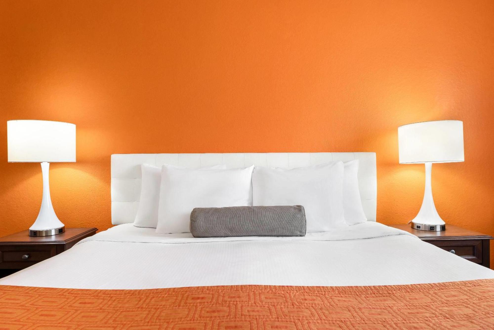 1 King Bed, One-Bedroom, Suite, Non-Smoking