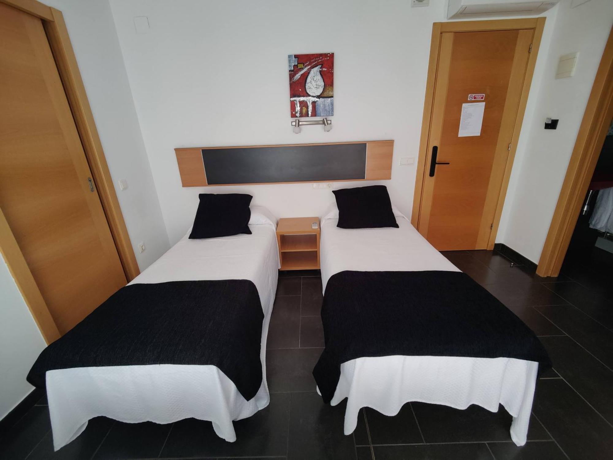 Tweepersoonskamer met 2 Aparte Bedden en Eigen Badkamer