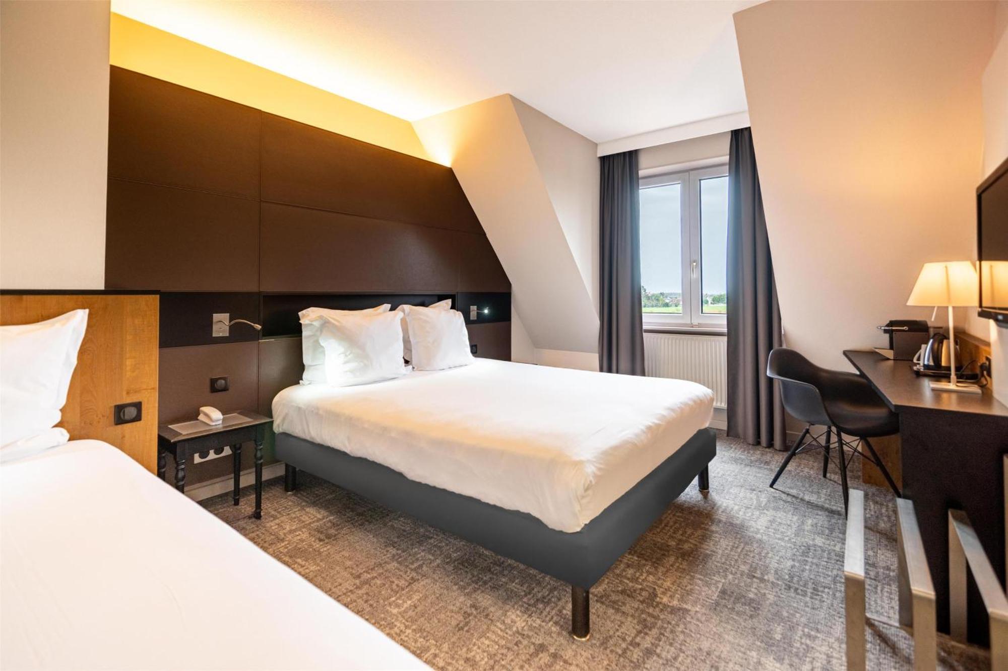 Comfort Room with One Queen Bed and One Single Bed - Non-Smoking,1739372409:JPEG
