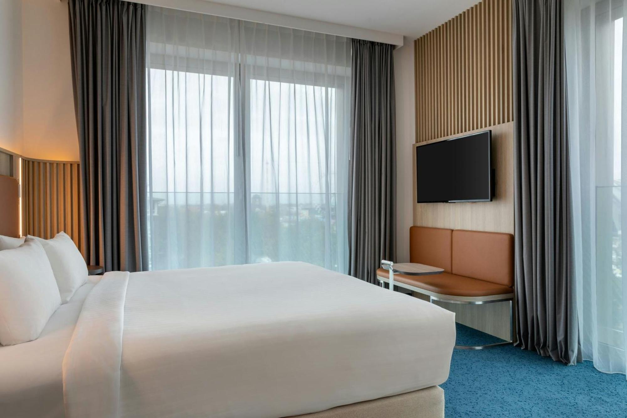 Comfort Room, Guest Room, 1 King, Lloyd Building,1739395919:JPEG