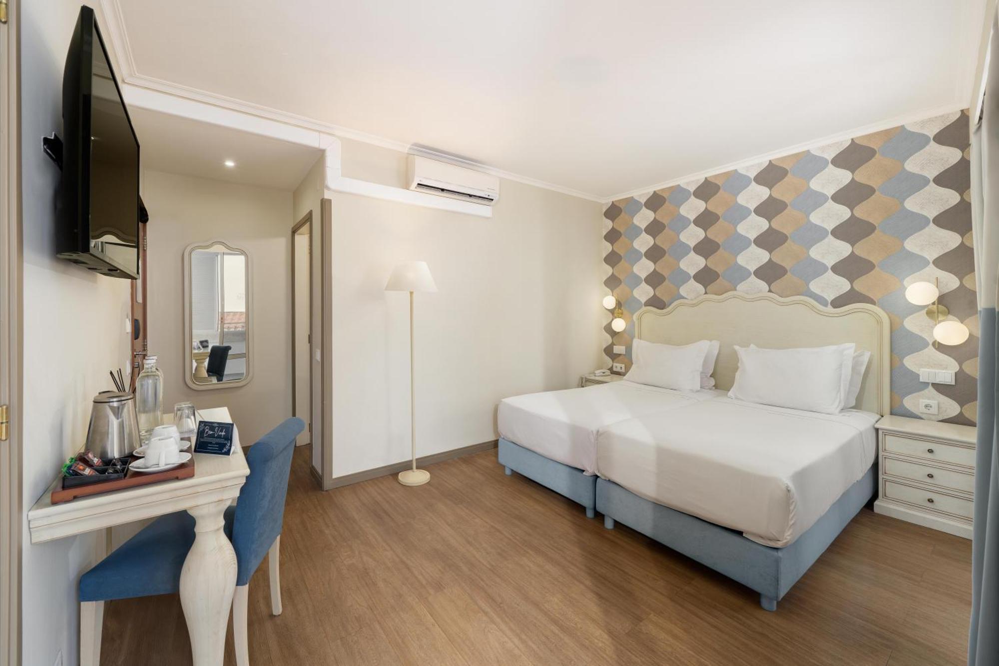 Quarto Superior com 2 Camas de Solteiro e Varanda