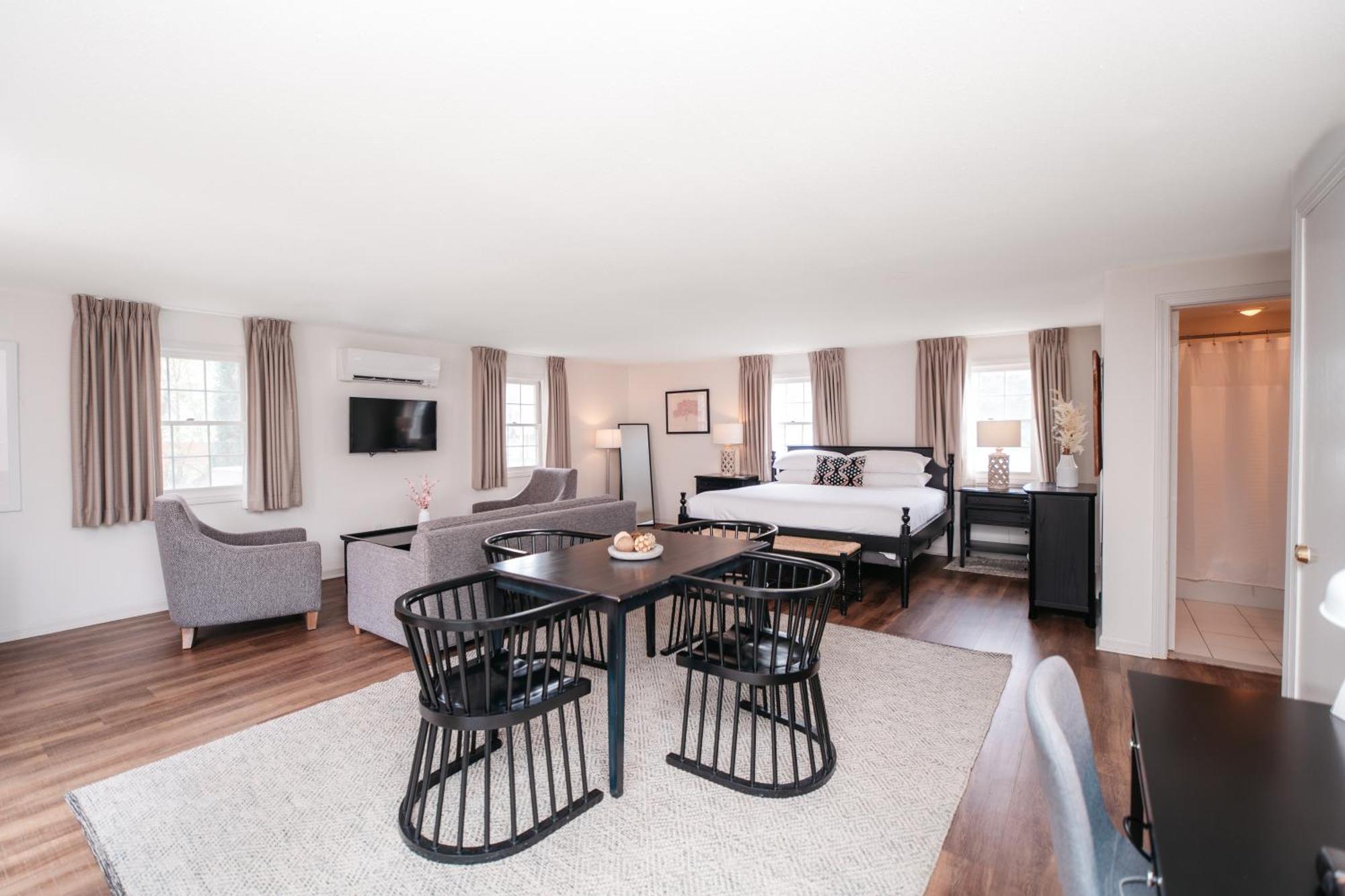 Deluxe King Suite