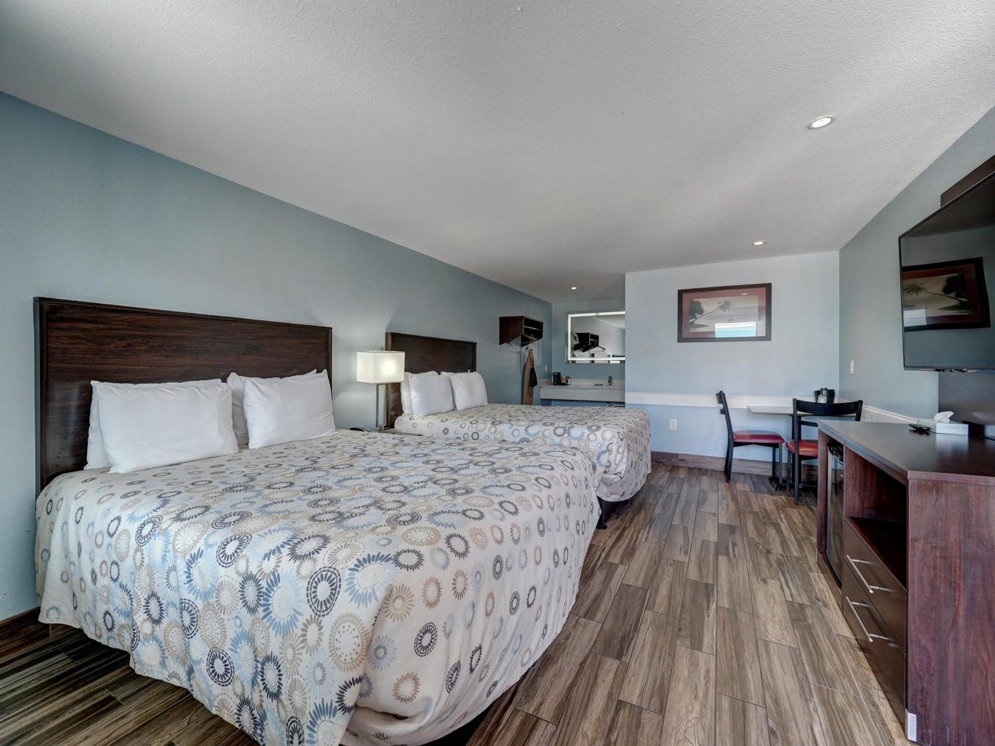 Deluxe Queen Room with Two Queen Beds - Smoke Free