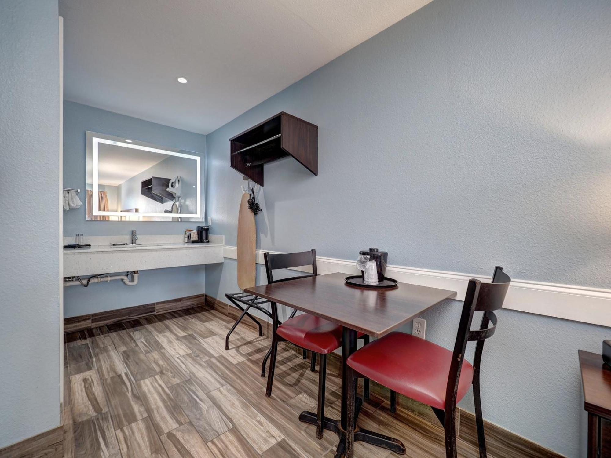 Suite One King Bed with Kitchenette - Smoke Free