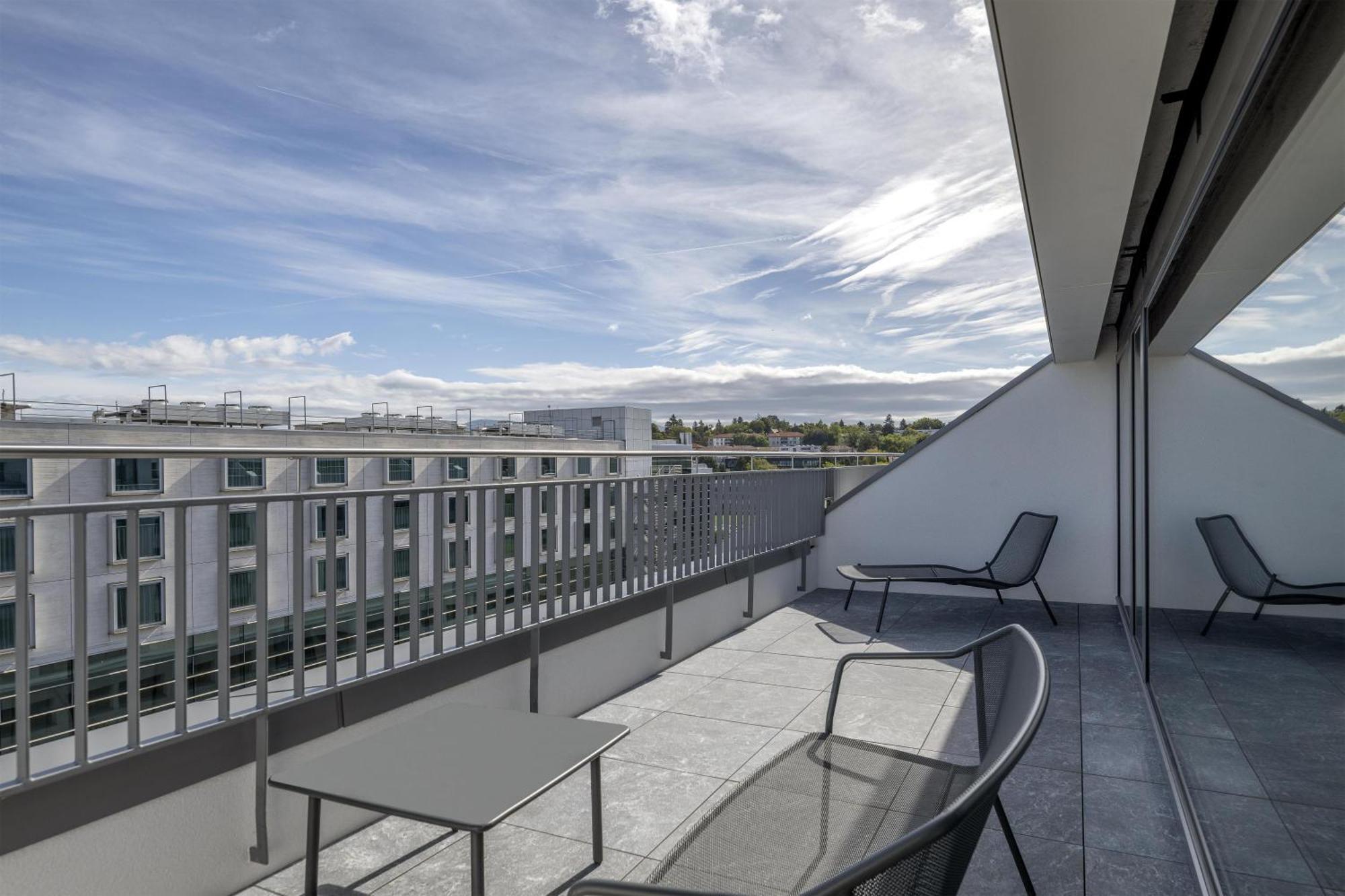 Suite mit 1 Schlafzimmer und Kingsize-Bett sowie Terrasse.
