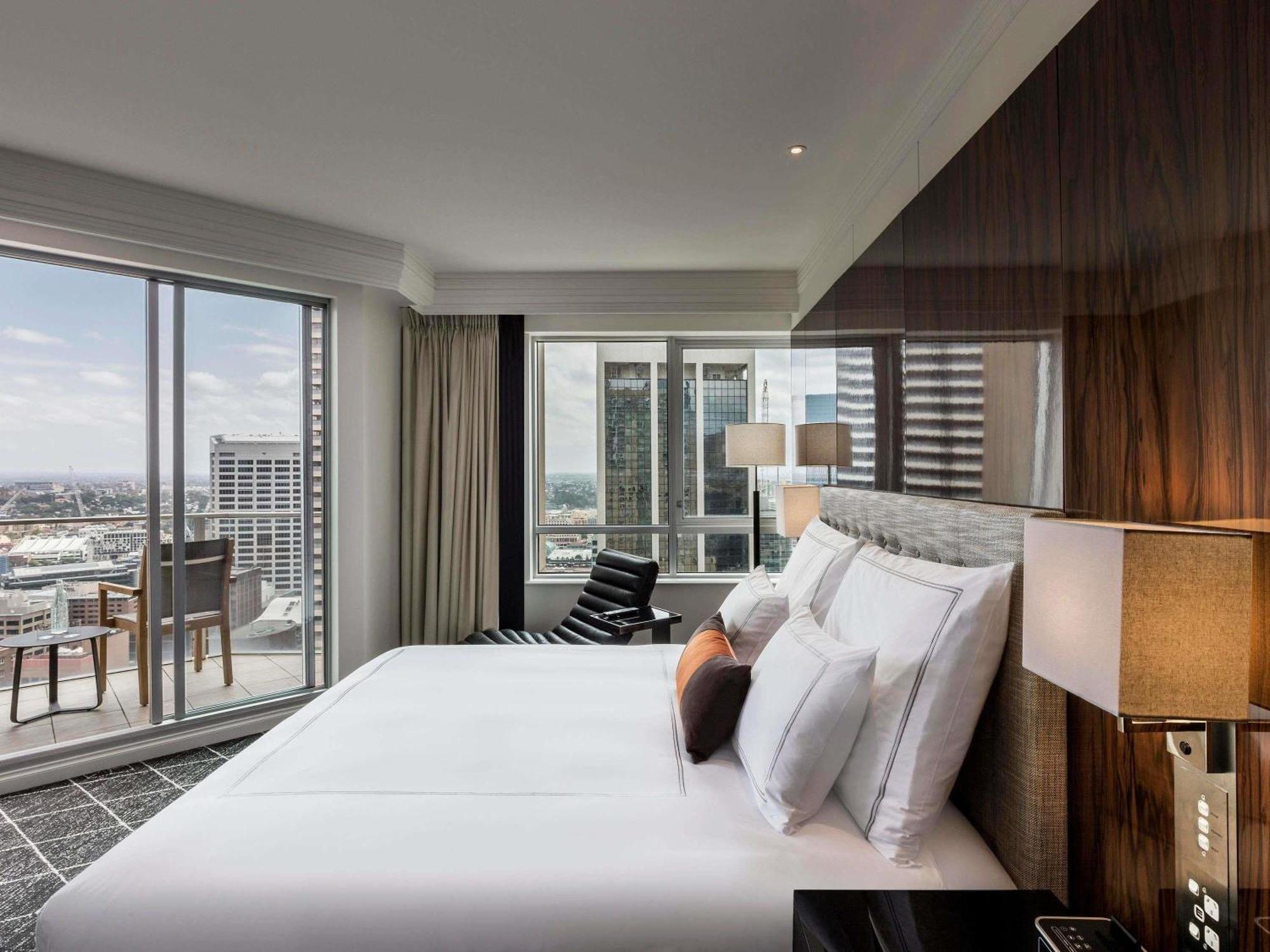 Chambre Signature Skyline avec Balcon - Étage Élevé - Accès au Club