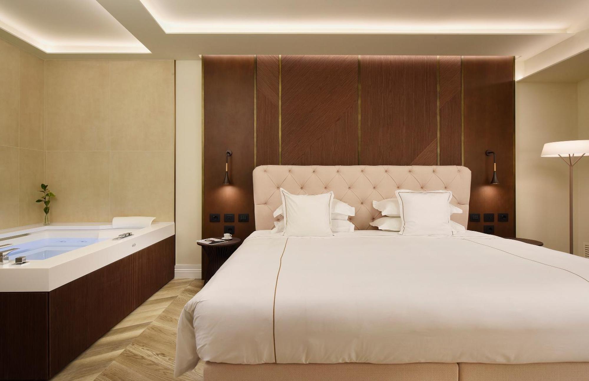 Suite de 1 dormitorio con jacuzzi, balcón y vista panorámica icónica