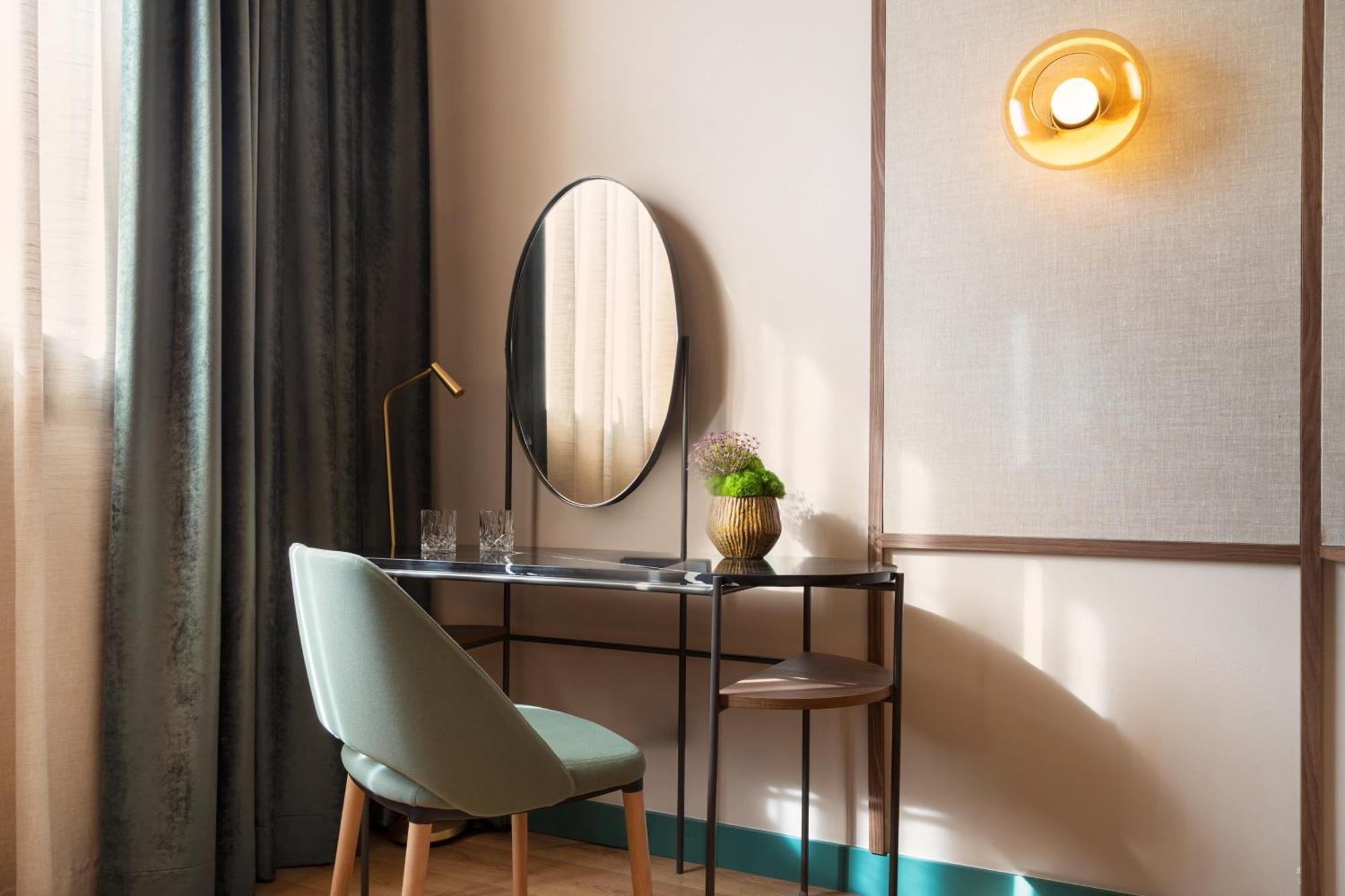 The Level Business Suite and Lounge Access