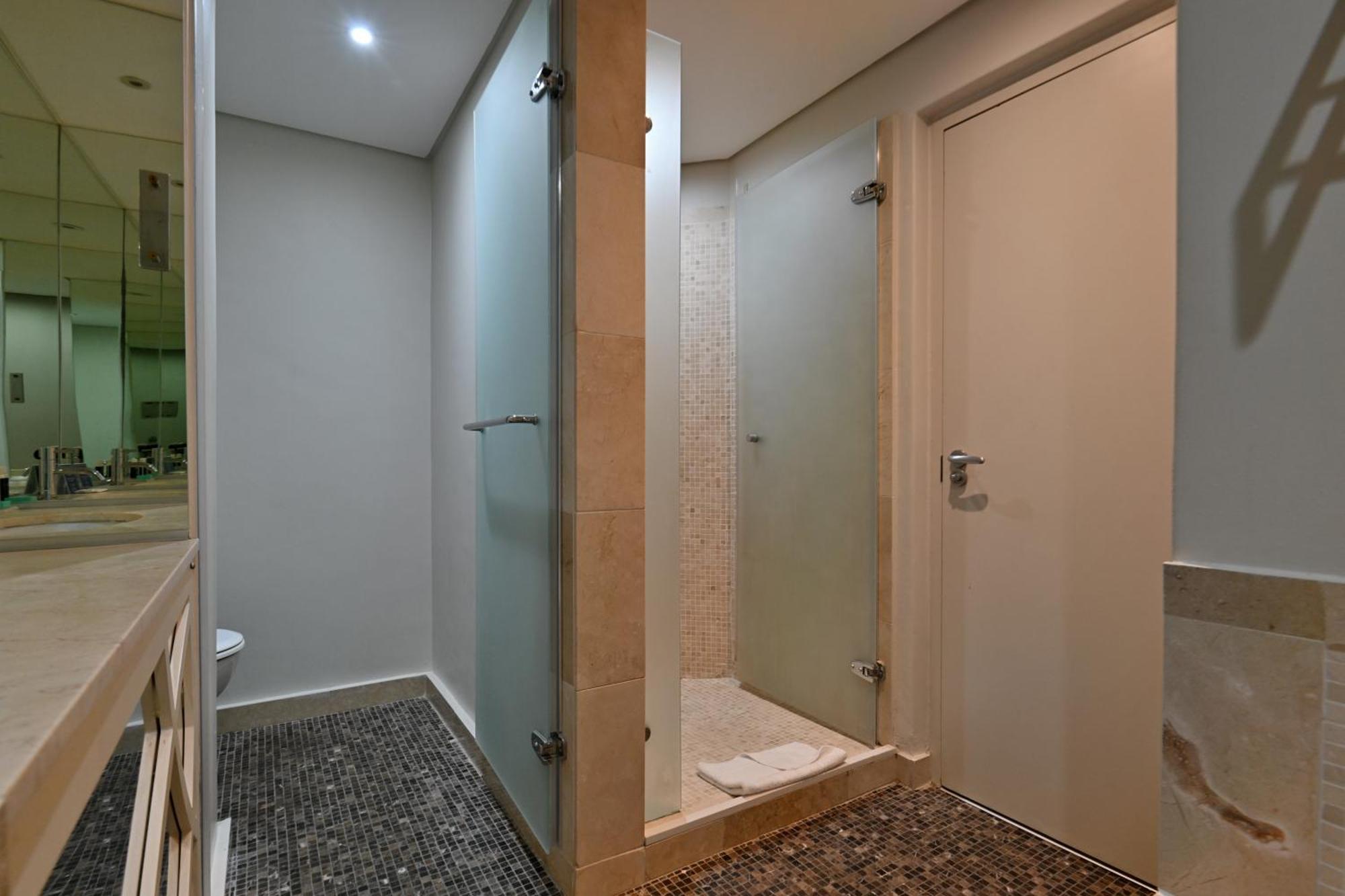 Chambre Lit King-Size ou Lits Jumeaux Classique avec Baignoire et Douche