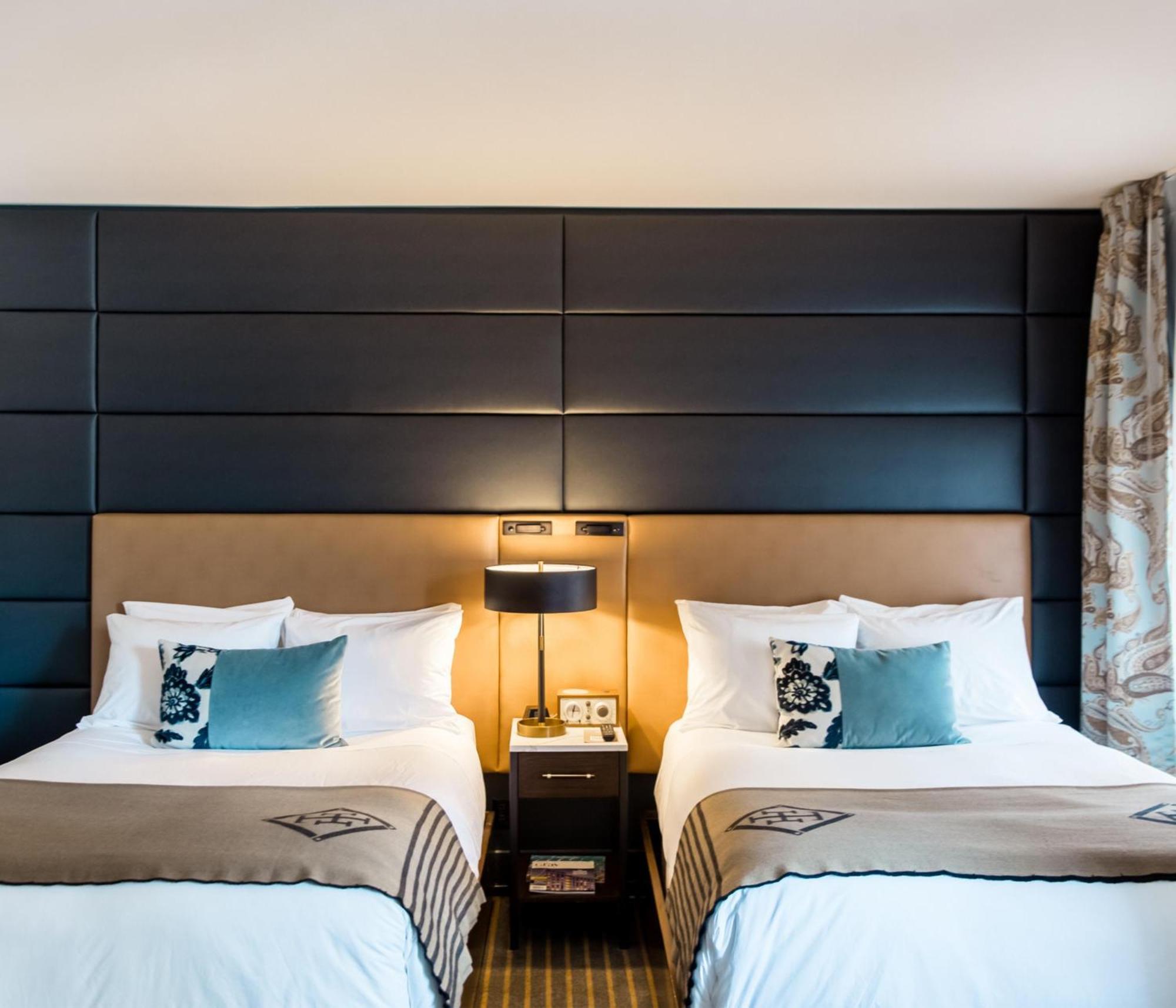 Quarto Deluxe com 2 Camas de Casal e Vista da Cidade