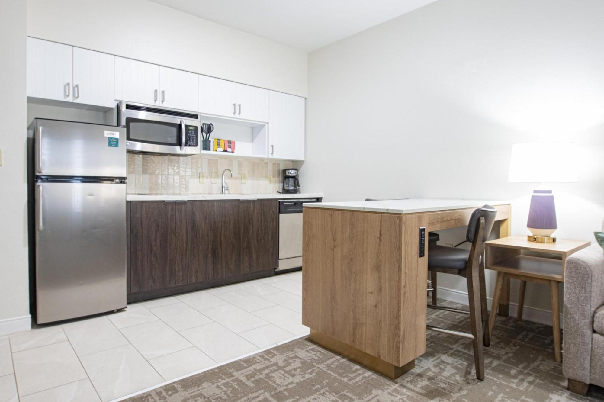 One-Bedroom Queen Suite -Non-Smoking