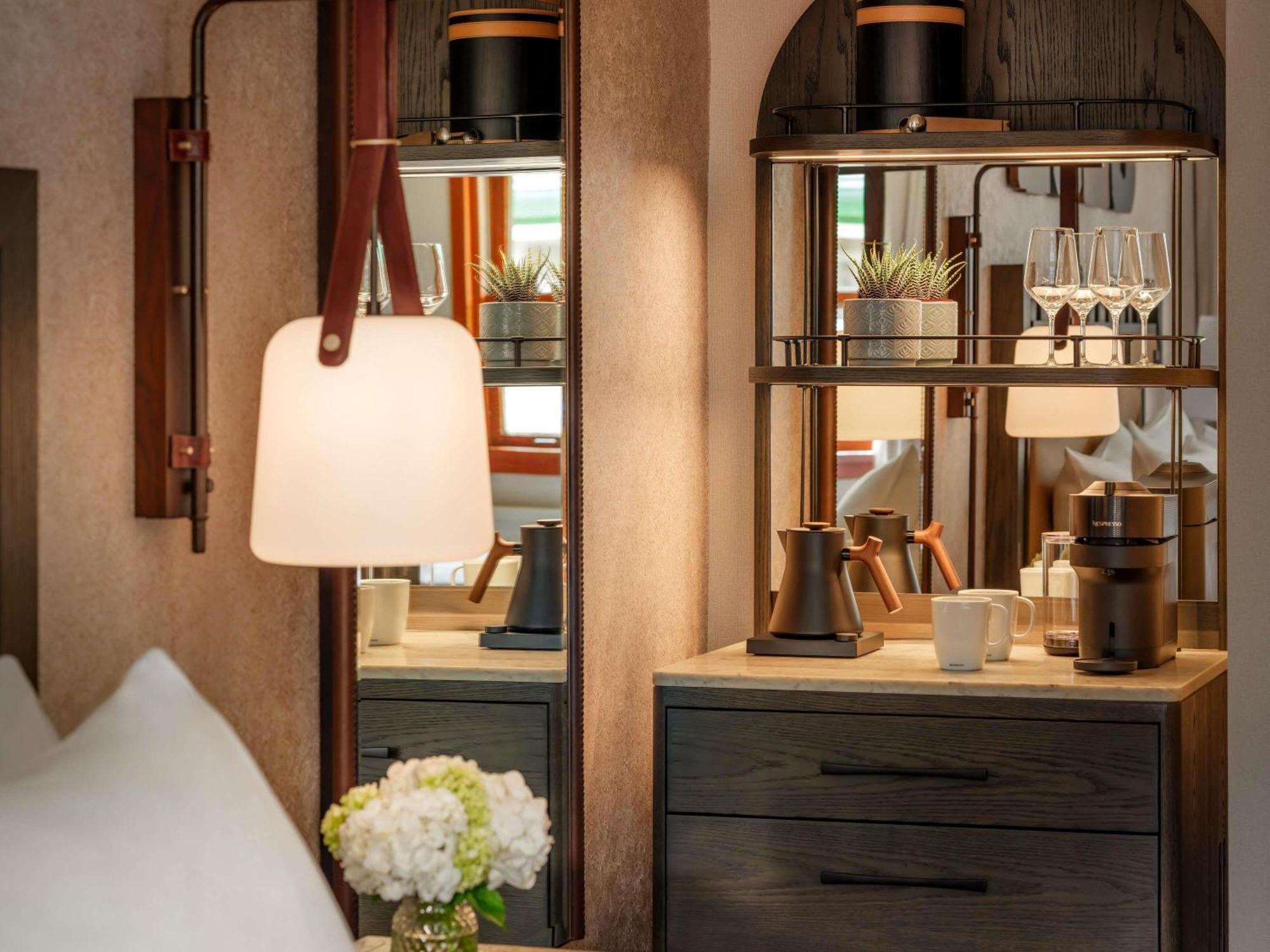 Fairmont kamer met kingsize bed en patio