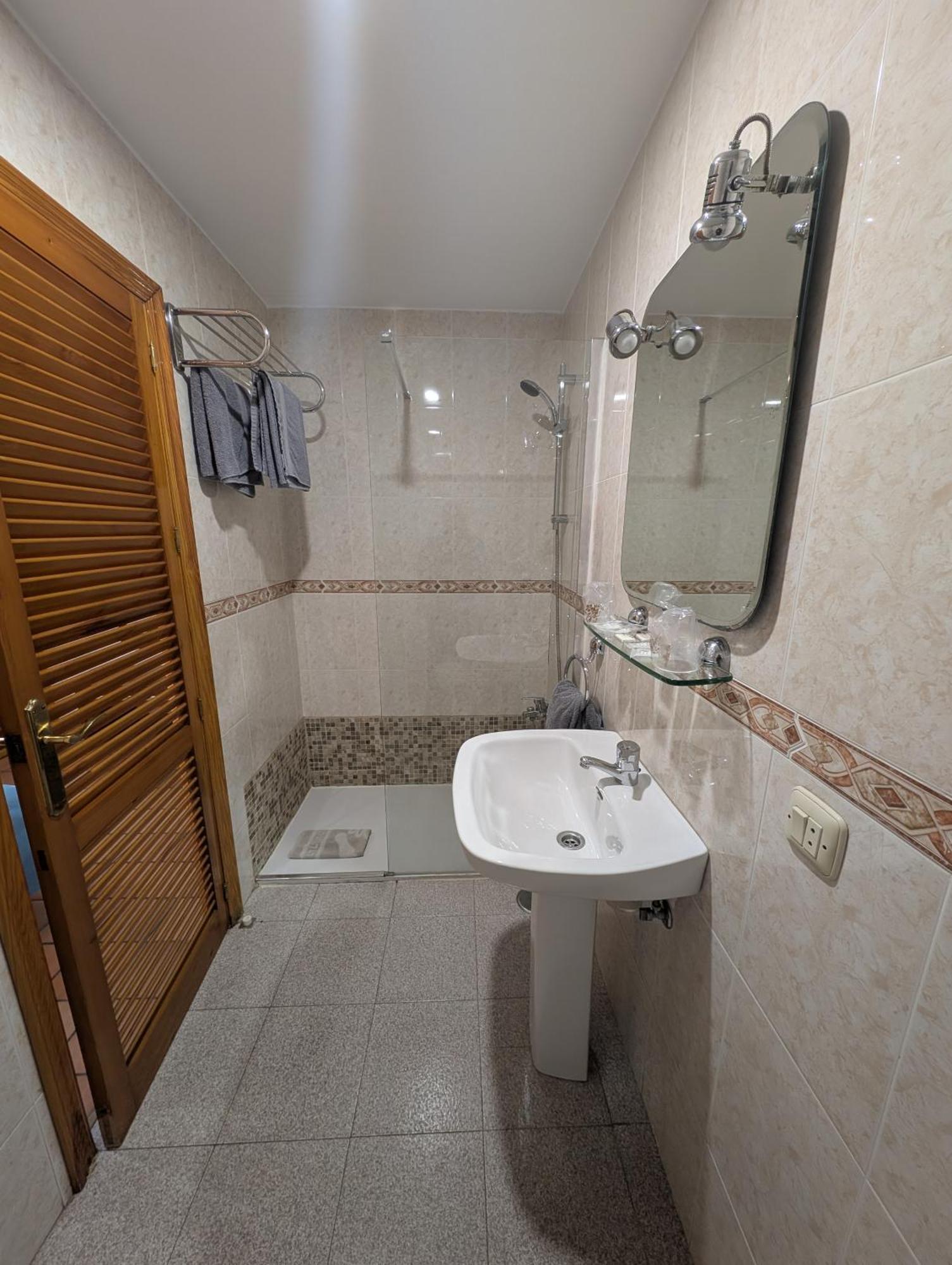 Twin Room,1742792810:JPEG