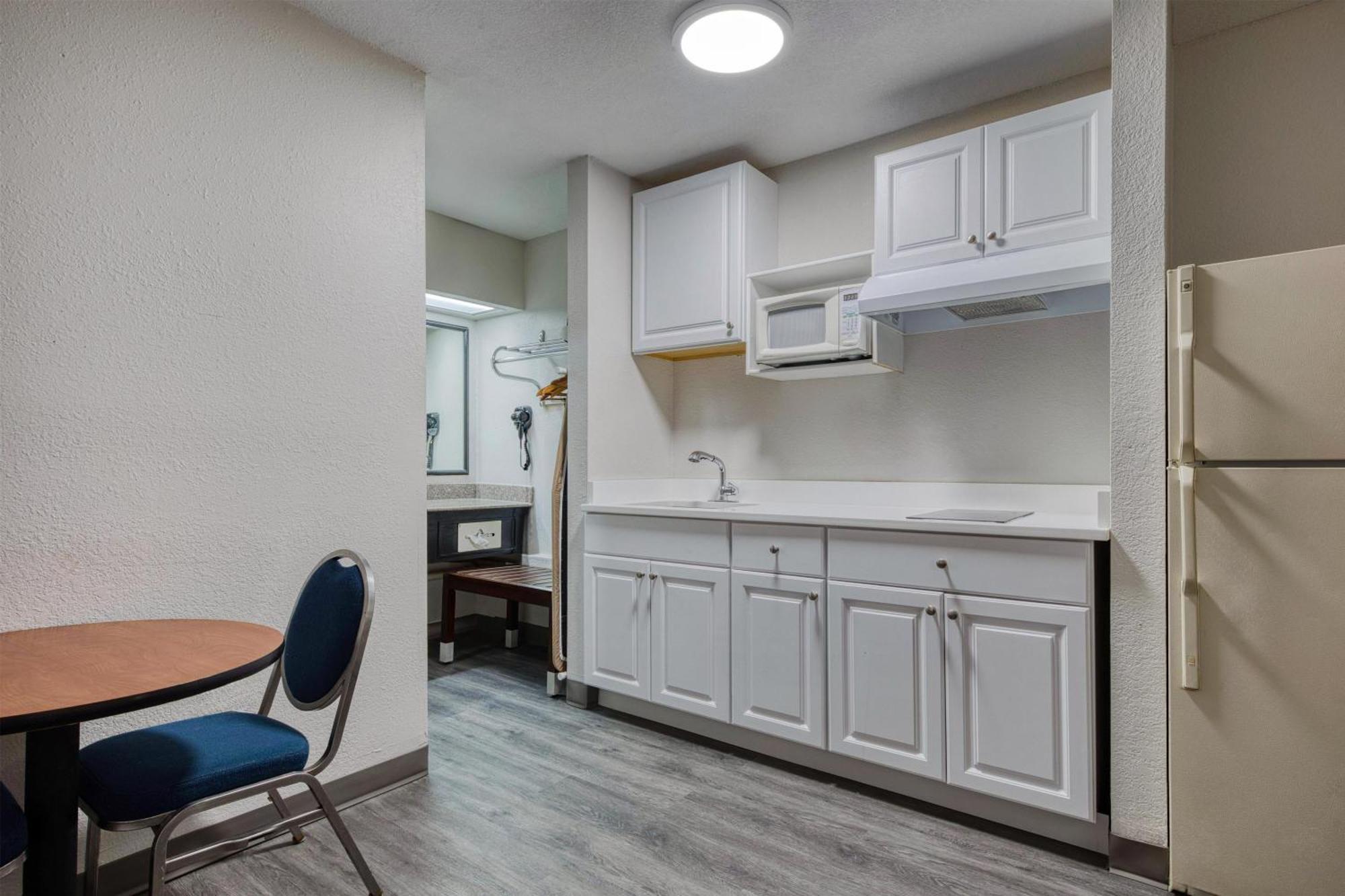 Queen Suite with Two Queen Beds and Kitchenette - Non-Smoking