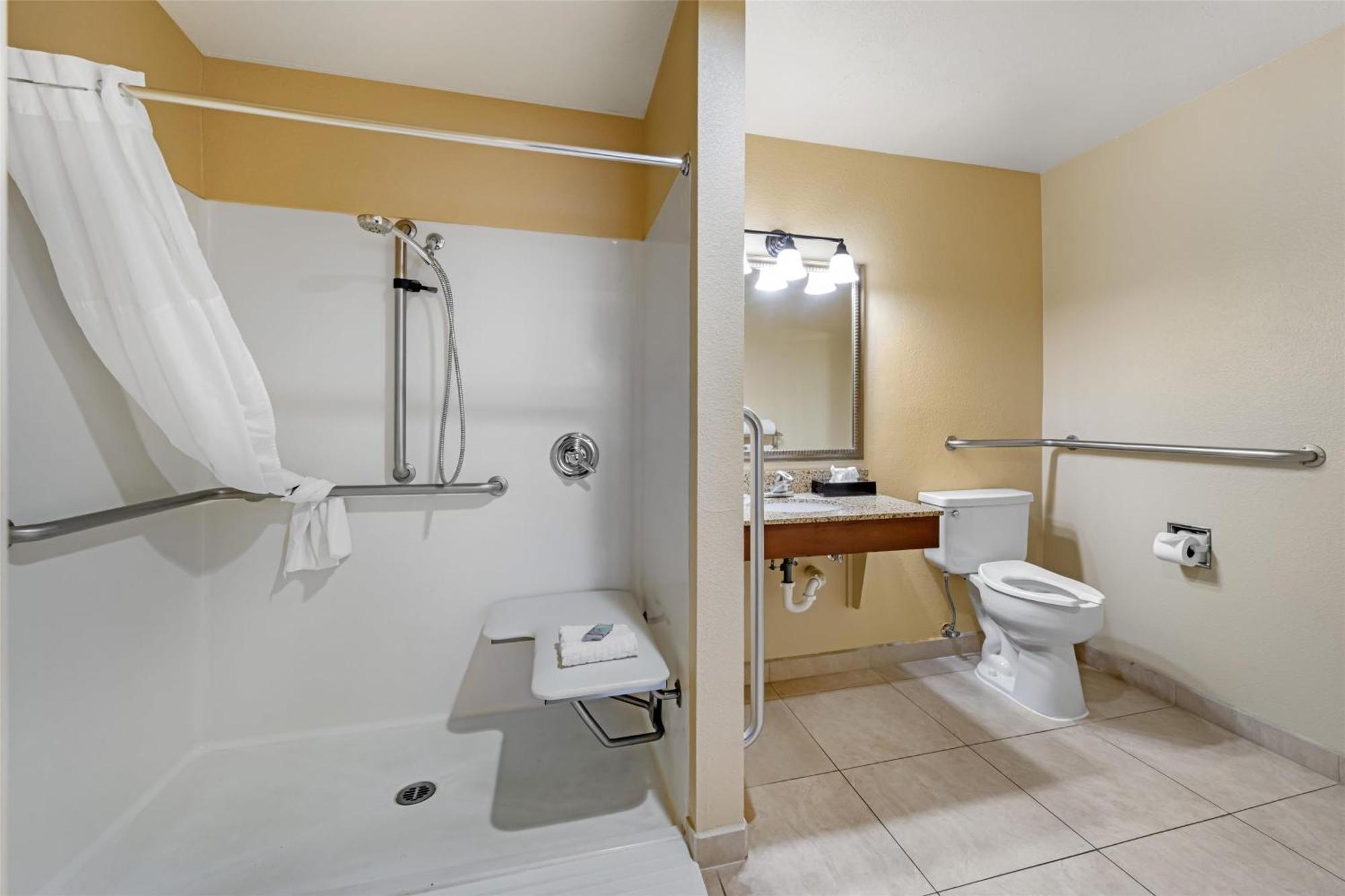 Queen Room with Roll-In Shower - Mobility Access