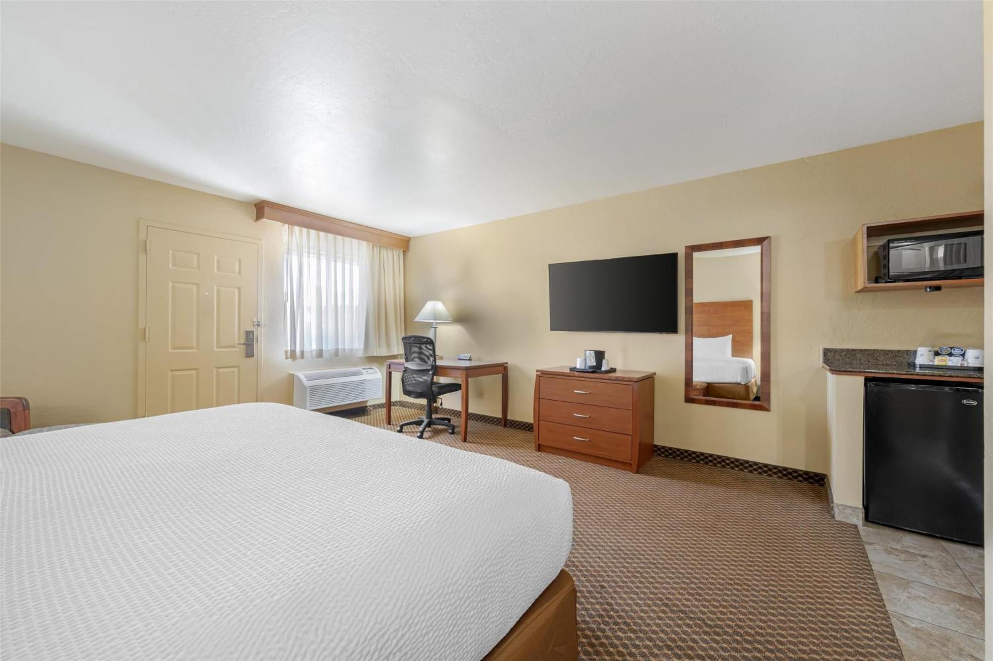 King Suite with Bath Tub and Private Patio - Disability/Non-Smoking