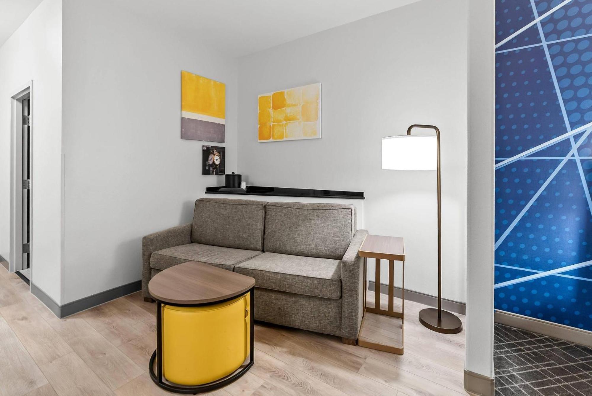 One Room Suite with Whirlpool - Non Smoking