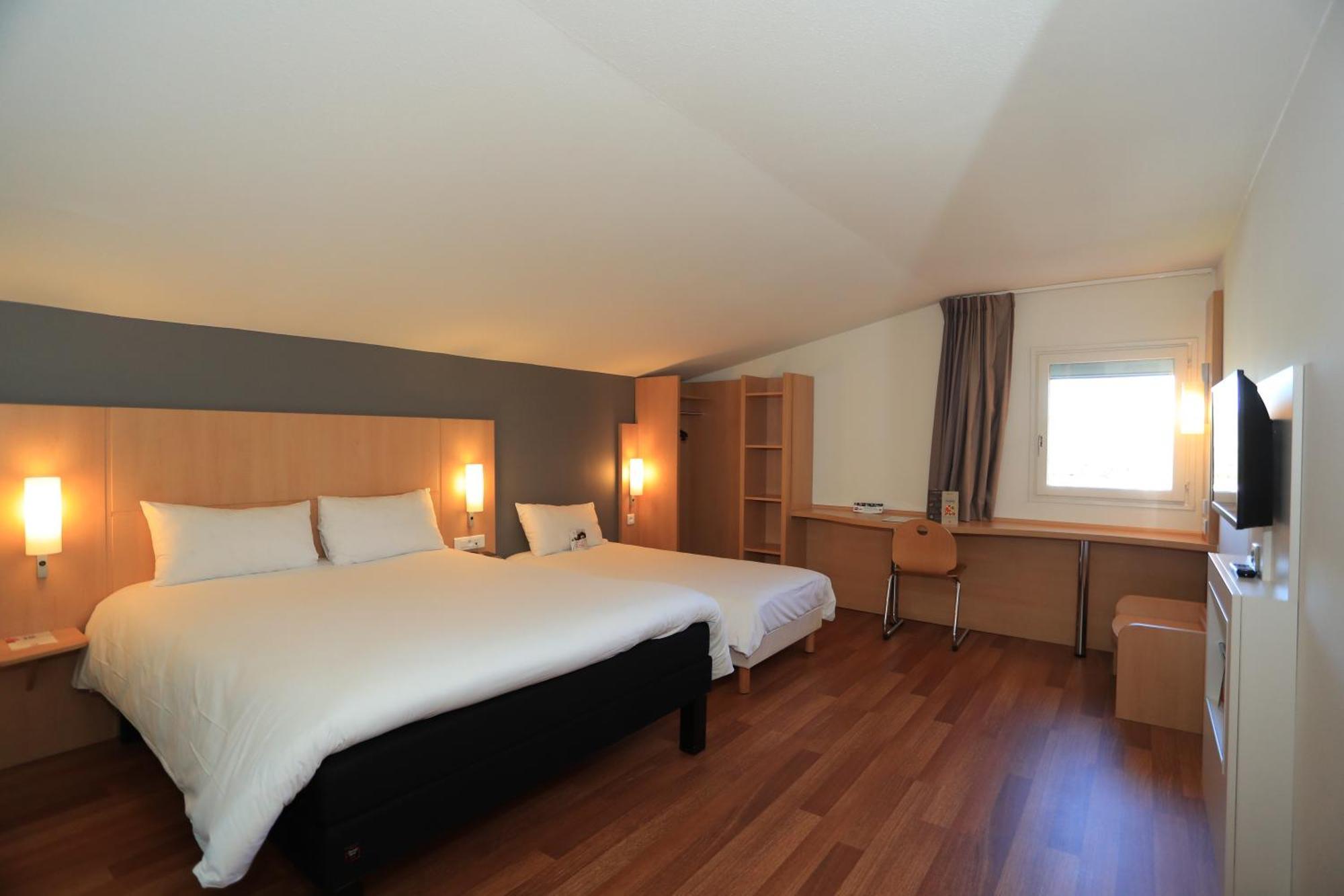 Standard Room with One Double Bed and One Single Bed,1742837637:JPEG