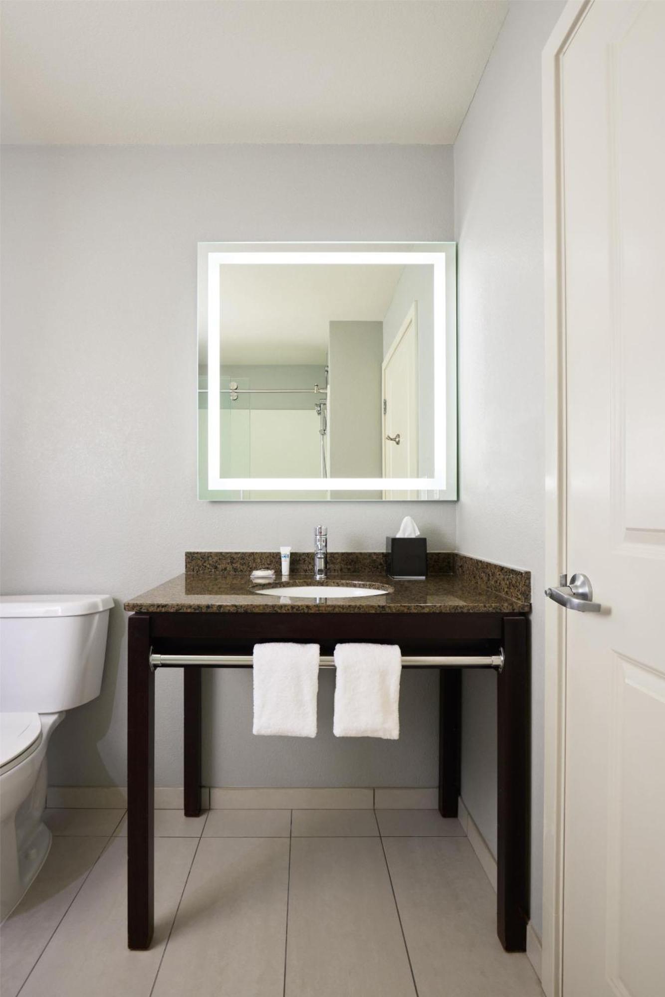 King Room with Bath Tub - Mobility Accessible