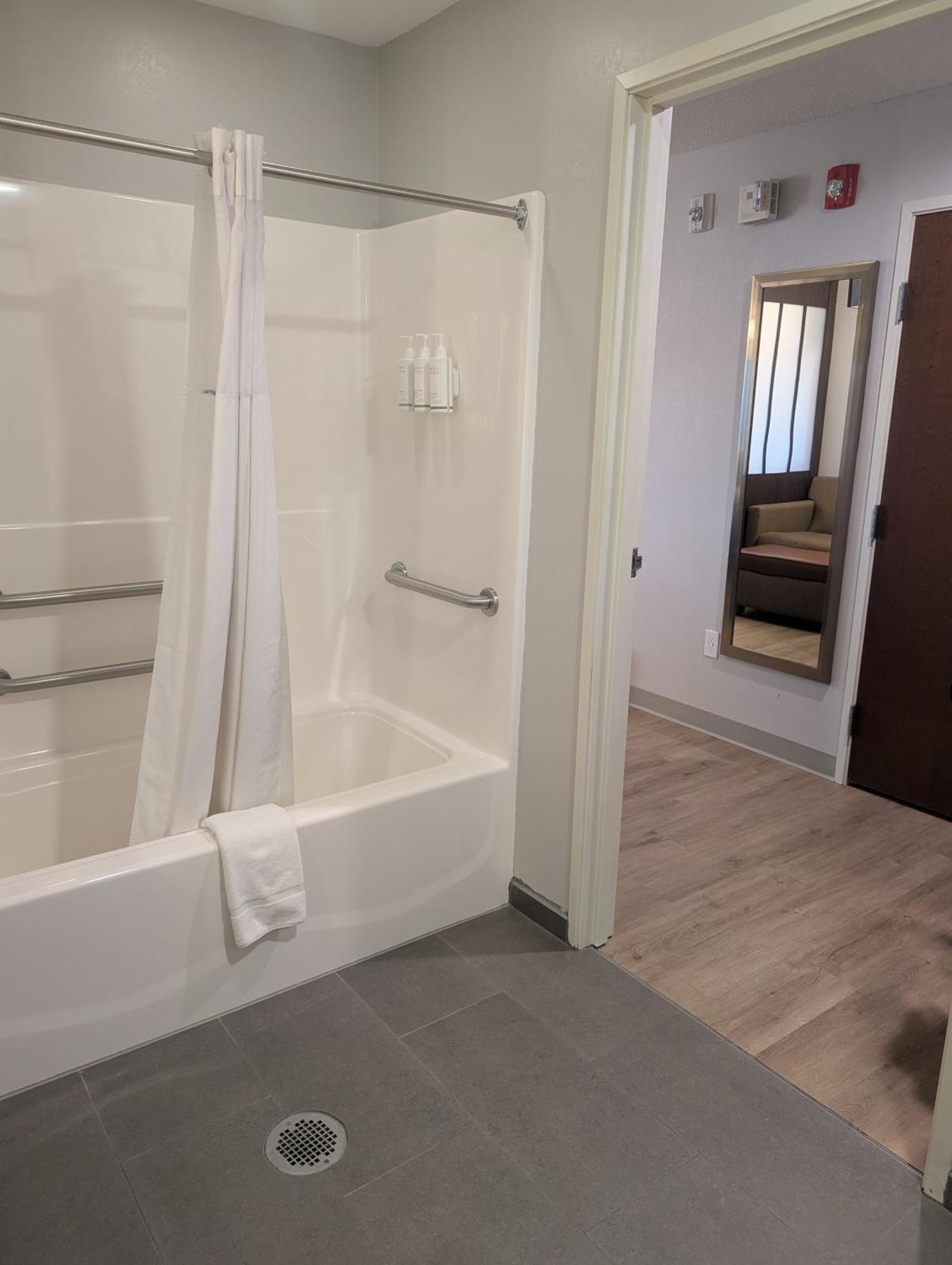 Queen Room with Bath Tub - Mobility Accessible/Non-Smoking