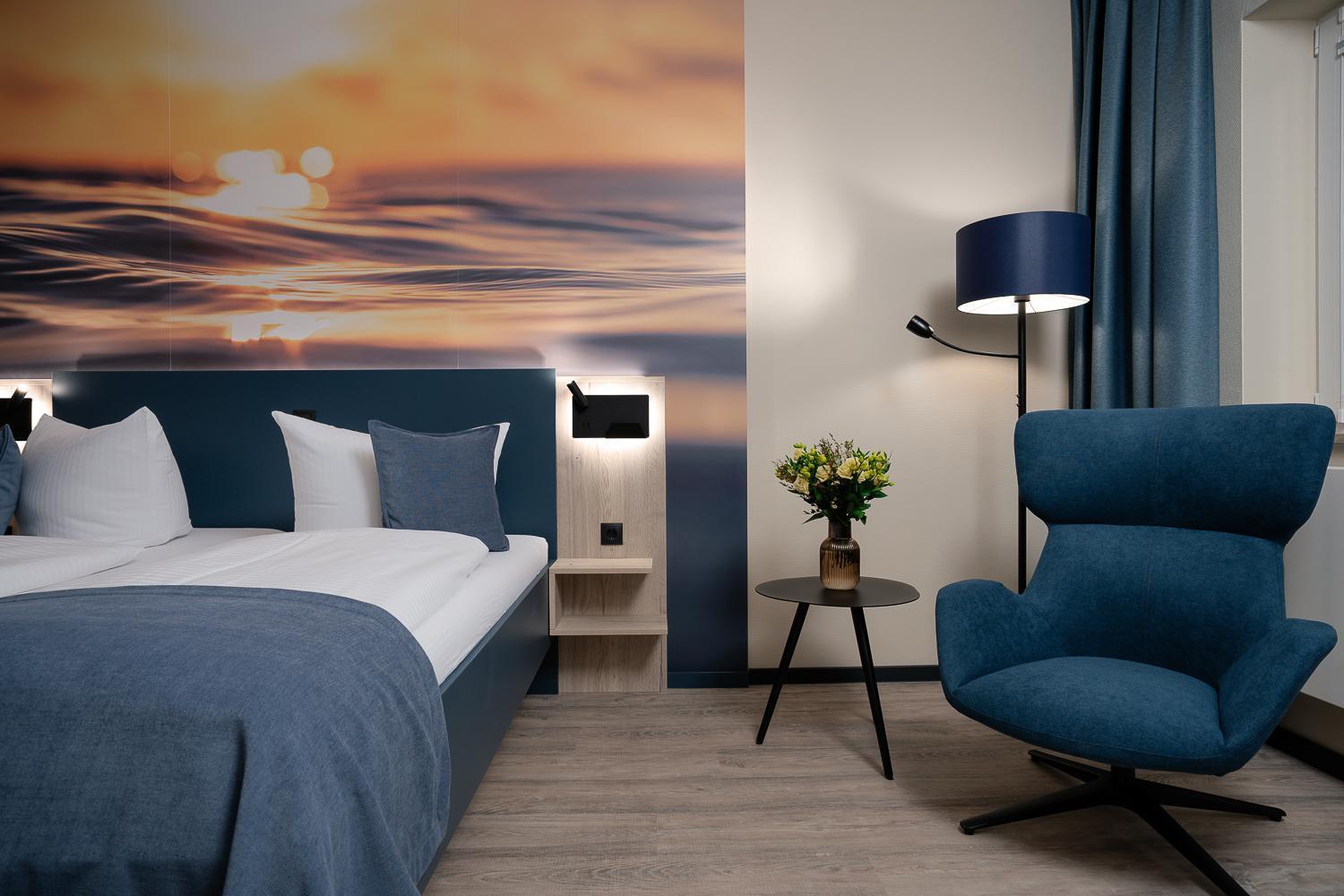 Doppelzimmer mit Balkon und seitlichem Meerblick