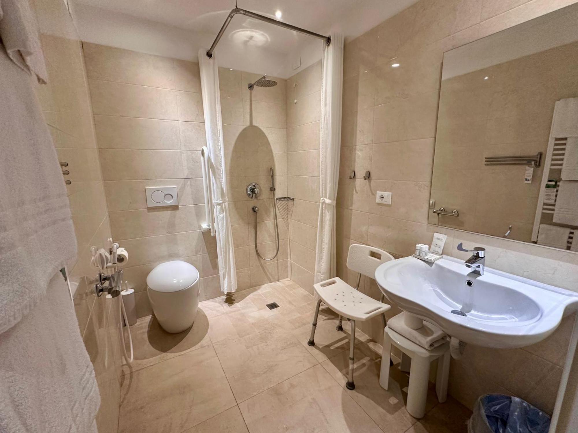 Queen Room - Disability Access,1742973684:JPEG