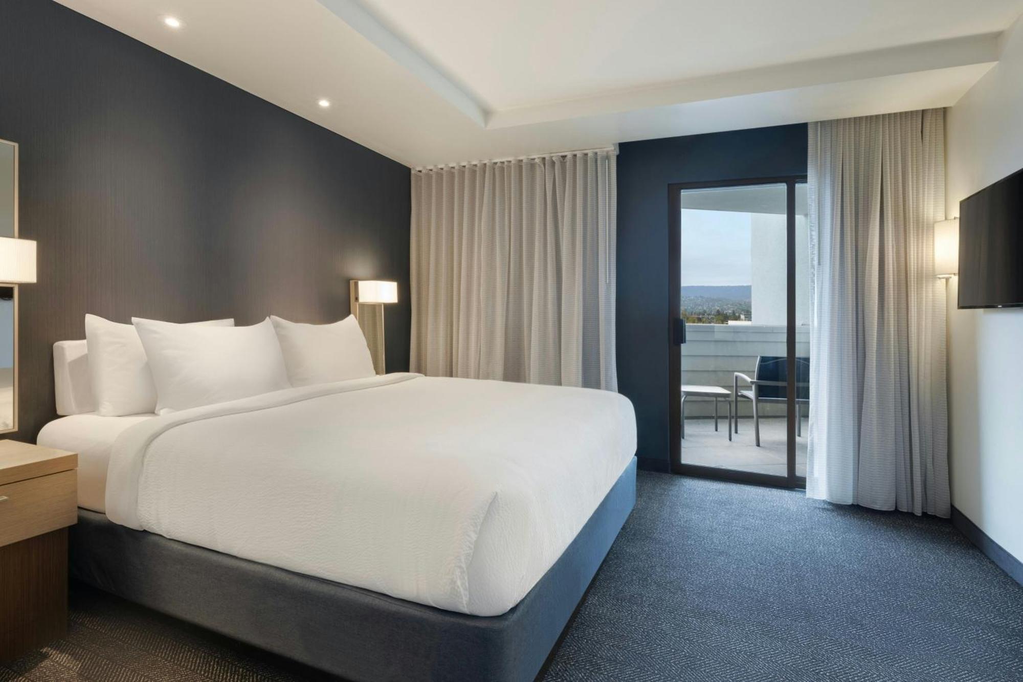 One-Bedroom Executive King Suite with Sofa Bed,1743031969:JPEG