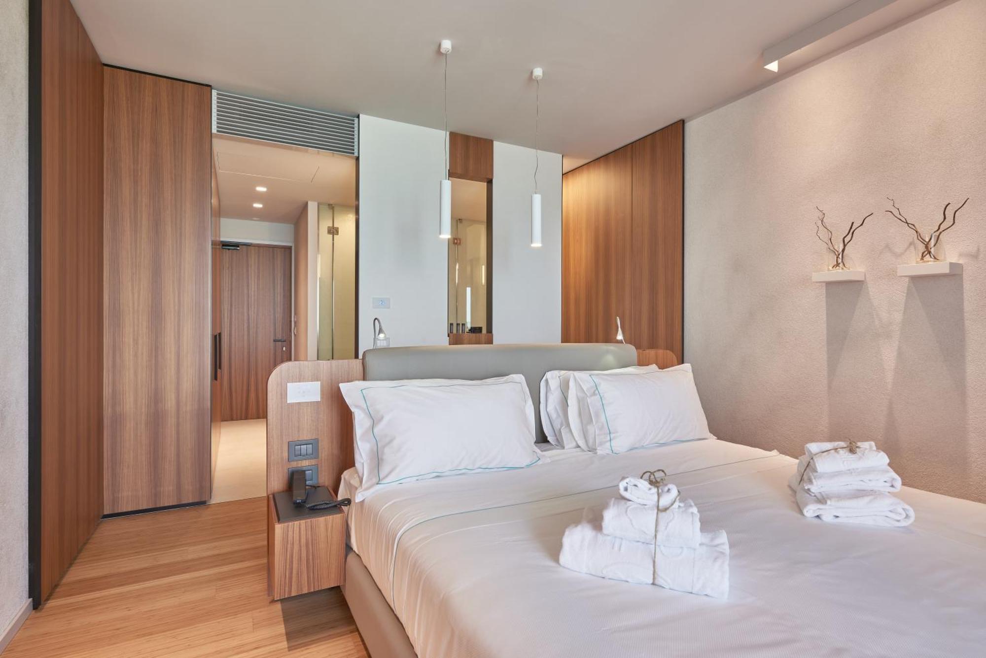 Junior Suite Lake View Thermal Spa Access,1743090595:JPEG
