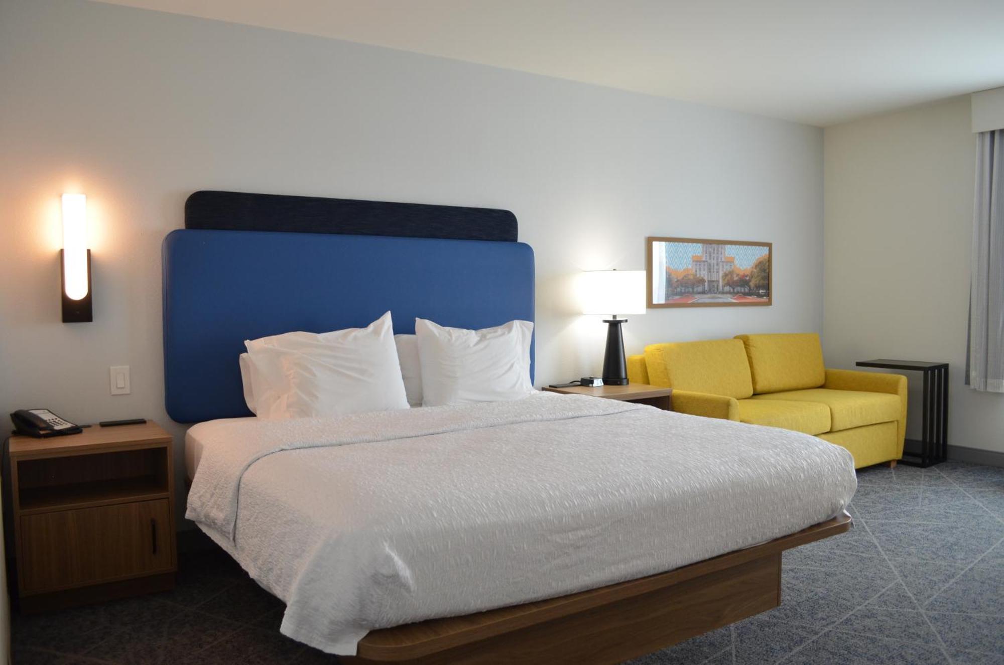 King Room with King Bed - Non-Smoking