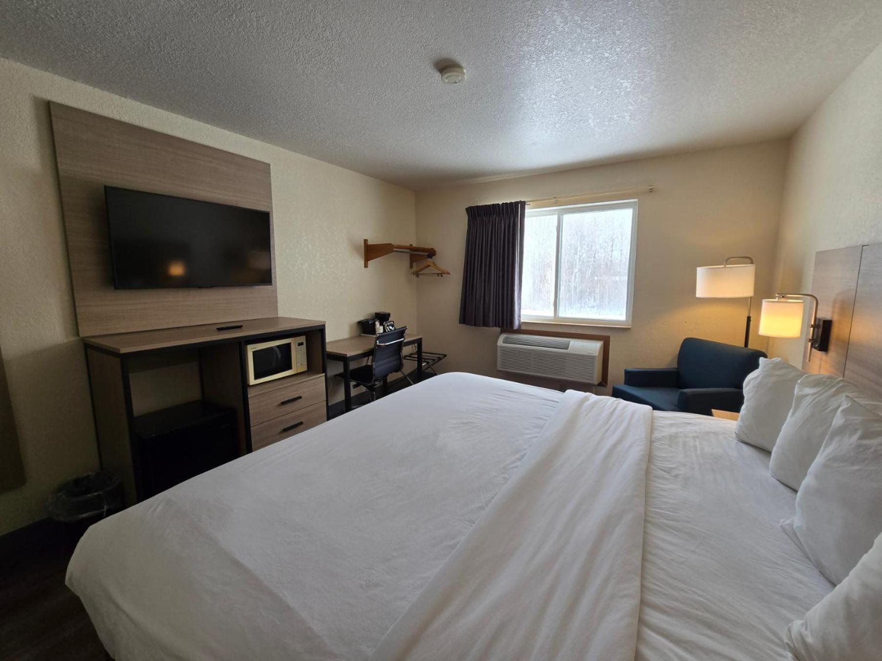 Deluxe King Suite - Non-Smoking