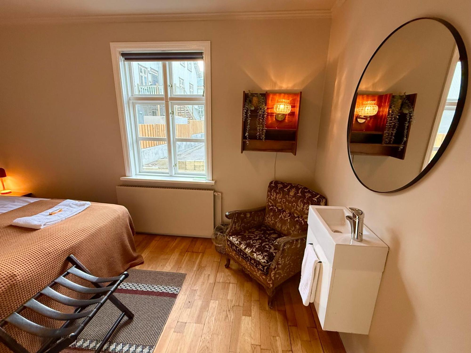 Double Room,1746932085:JPEG