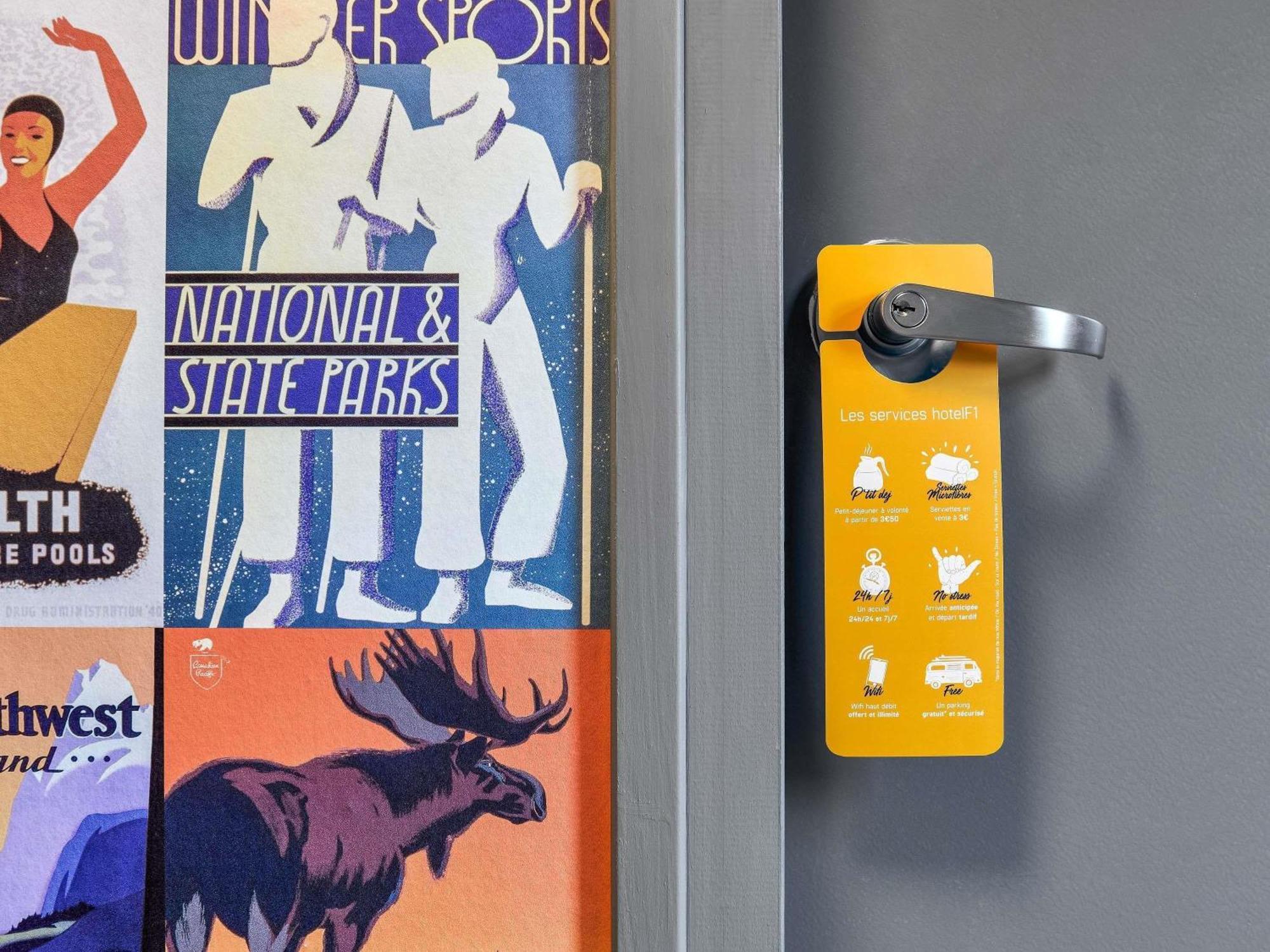 Chambre Break avec 3 Lits Simples Superposés et Salle de Bains Commune