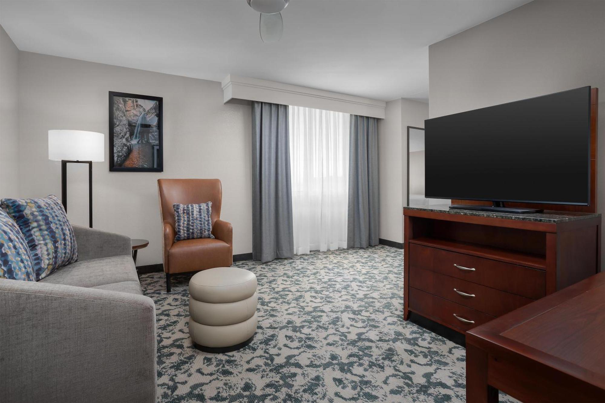 Junior King Suite Seating Area,1756426701:JPEG