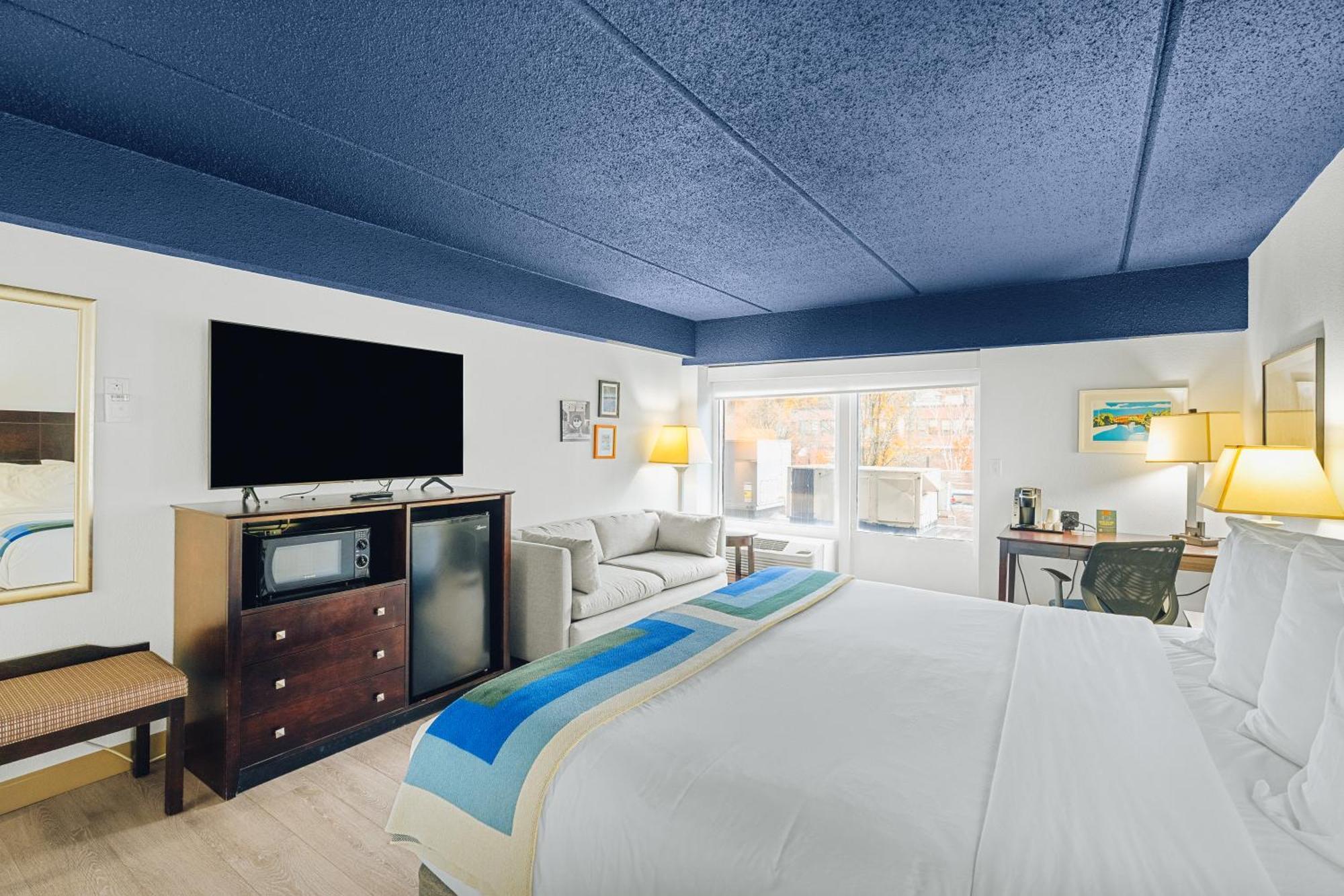King Room with Roll-In Shower - Disability Access/Non Smoking