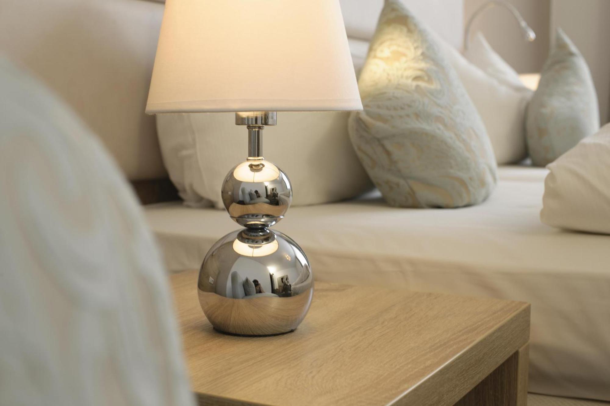 Apartment mit zwei Schlafzimmern mit einem Doppelbett und zwei Einzelbetten mit Schlafsofa, Balkon und voll ausgestatteter Küche