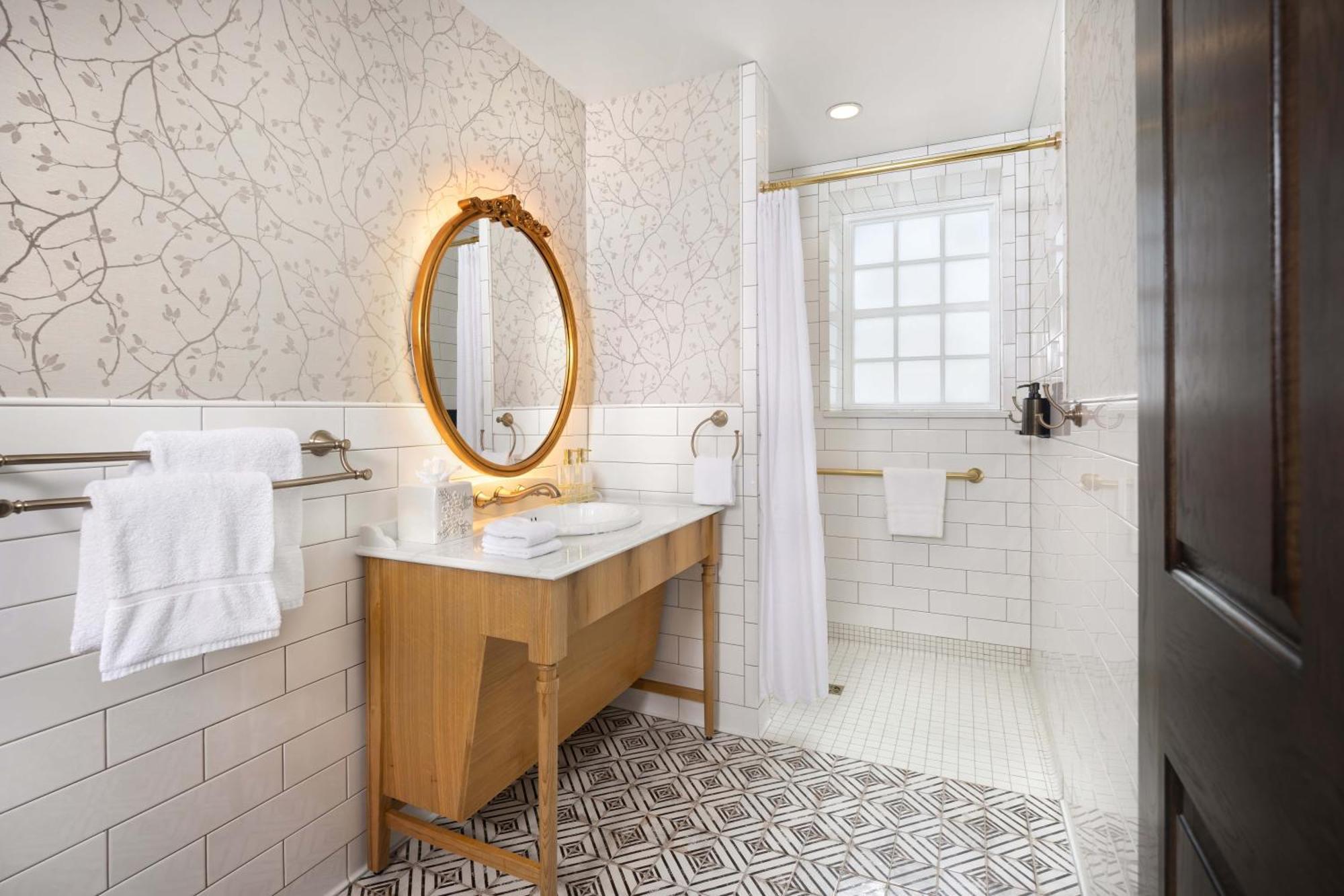 Hotel 1888: Boutique Mobility Accessible King