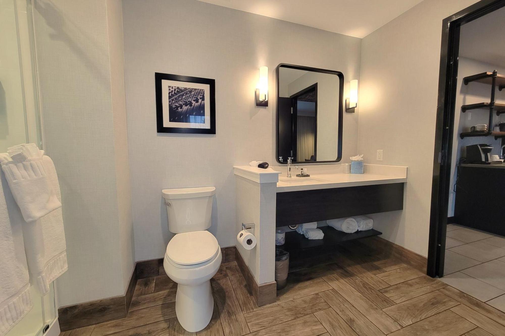 Gold King Suite,1756678576:JPEG