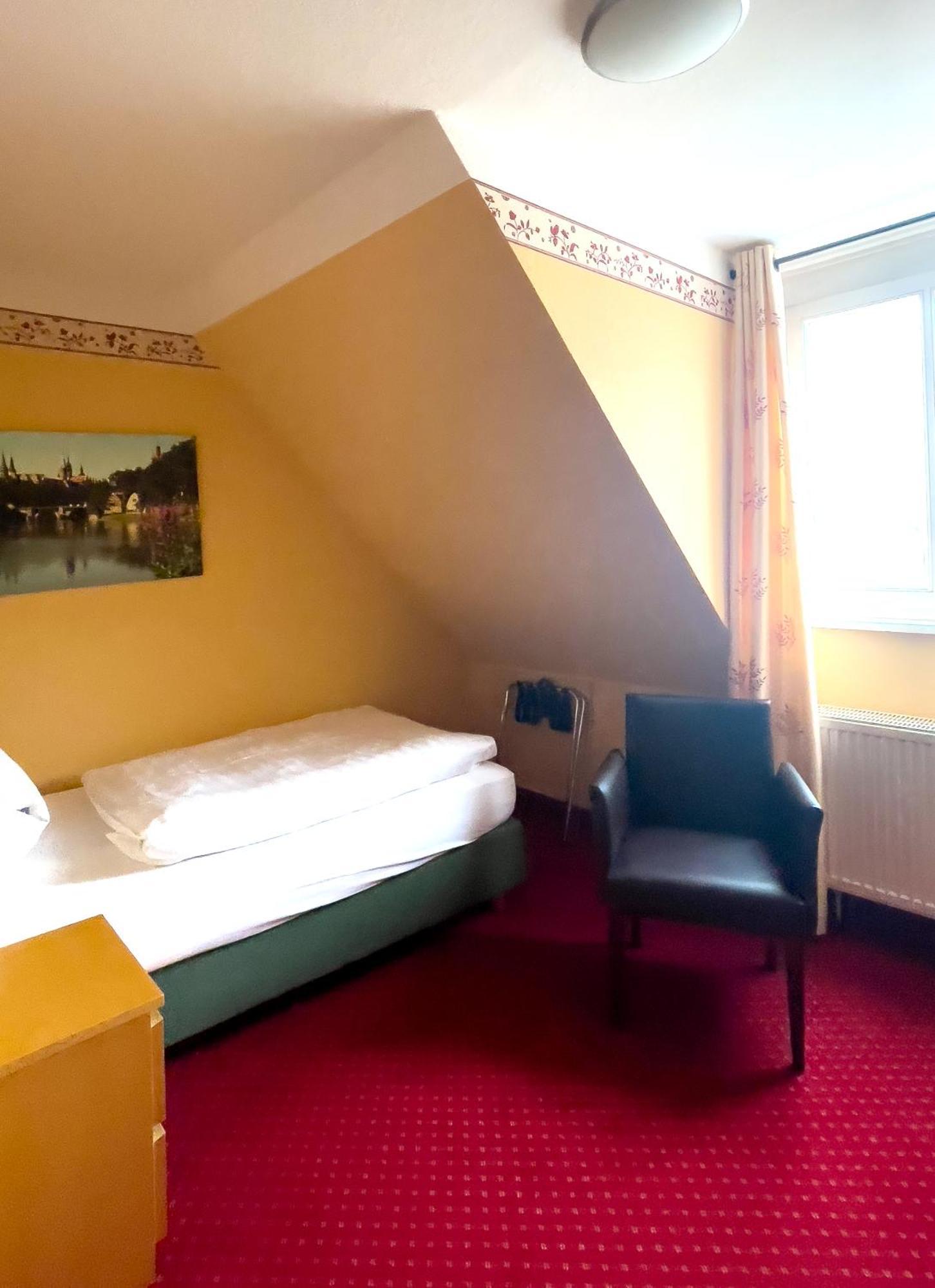 Single Room,1758286386:JPEG