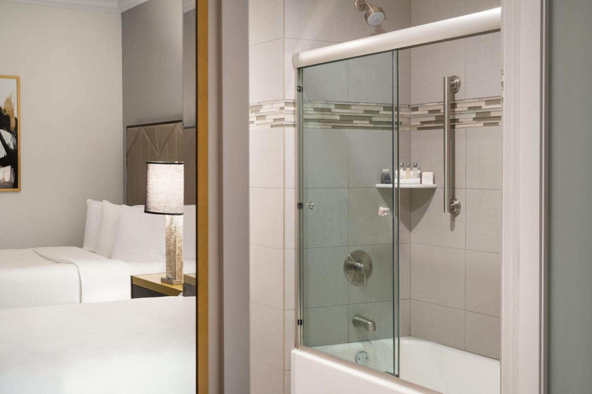 Quarto Duplo com 2 Camas de Casal e Banheira - Acessível a Pessoas com Mobilidade Condicionada