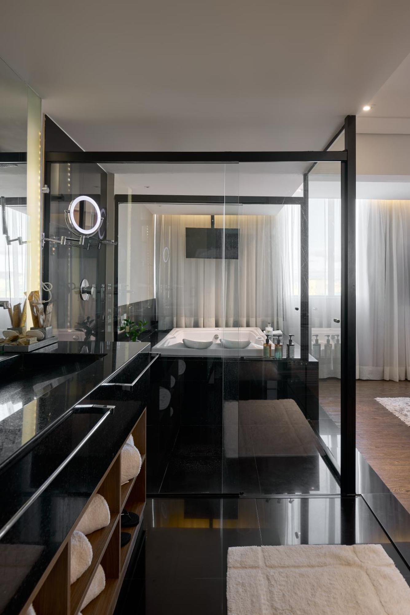 Executive Suite One King,1758292745:JPEG