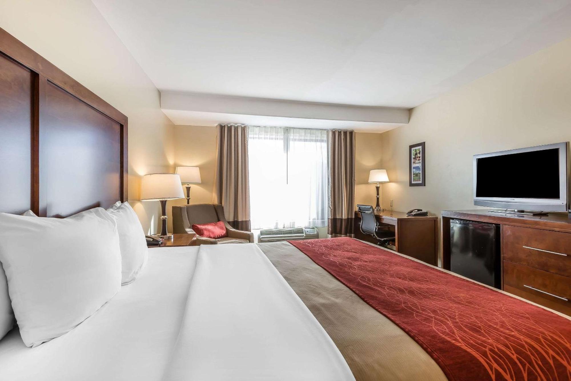 King Room with Tub  - Accessible/Non-Smoking