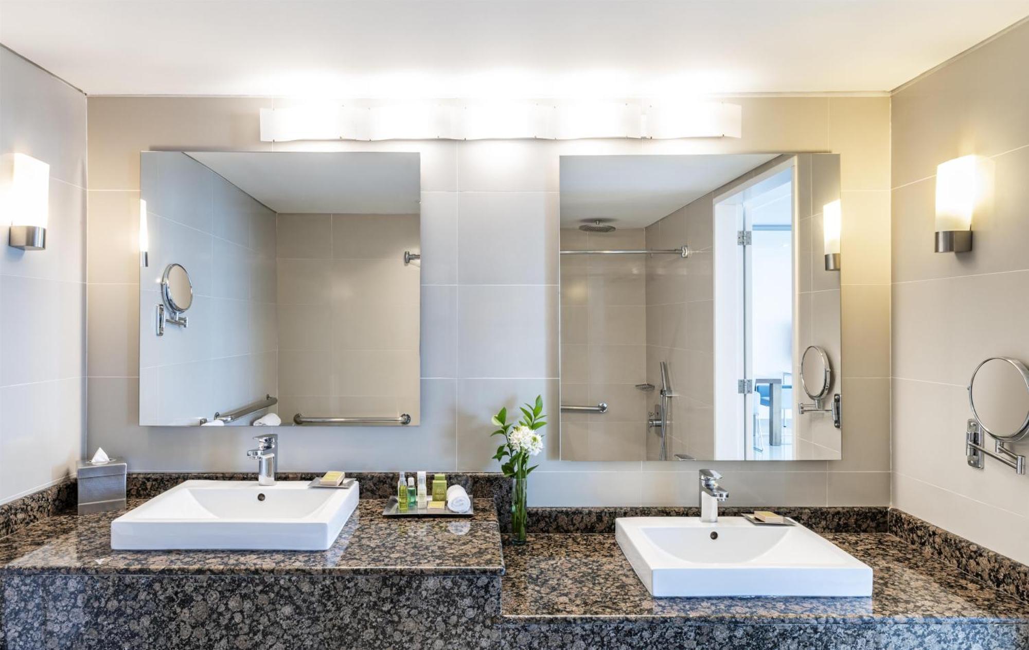 Chambre Lit King-Size pour Personnes à Mobilité Réduite avec Douche Accessible en Fauteuil Roulant – Vue sur Océan