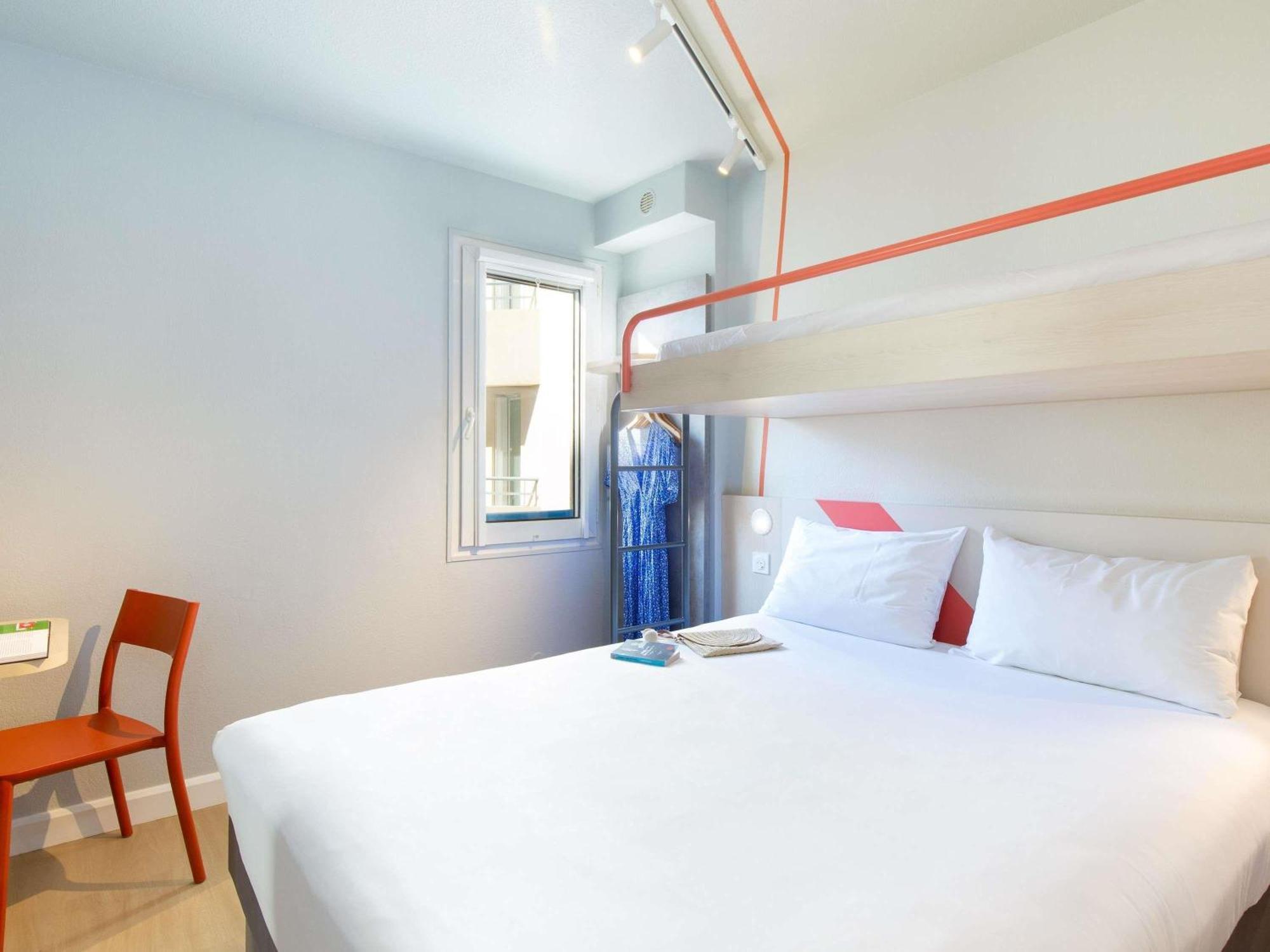 Chambre Triple avec 1 Lit Double et 1 Lit Superposé
