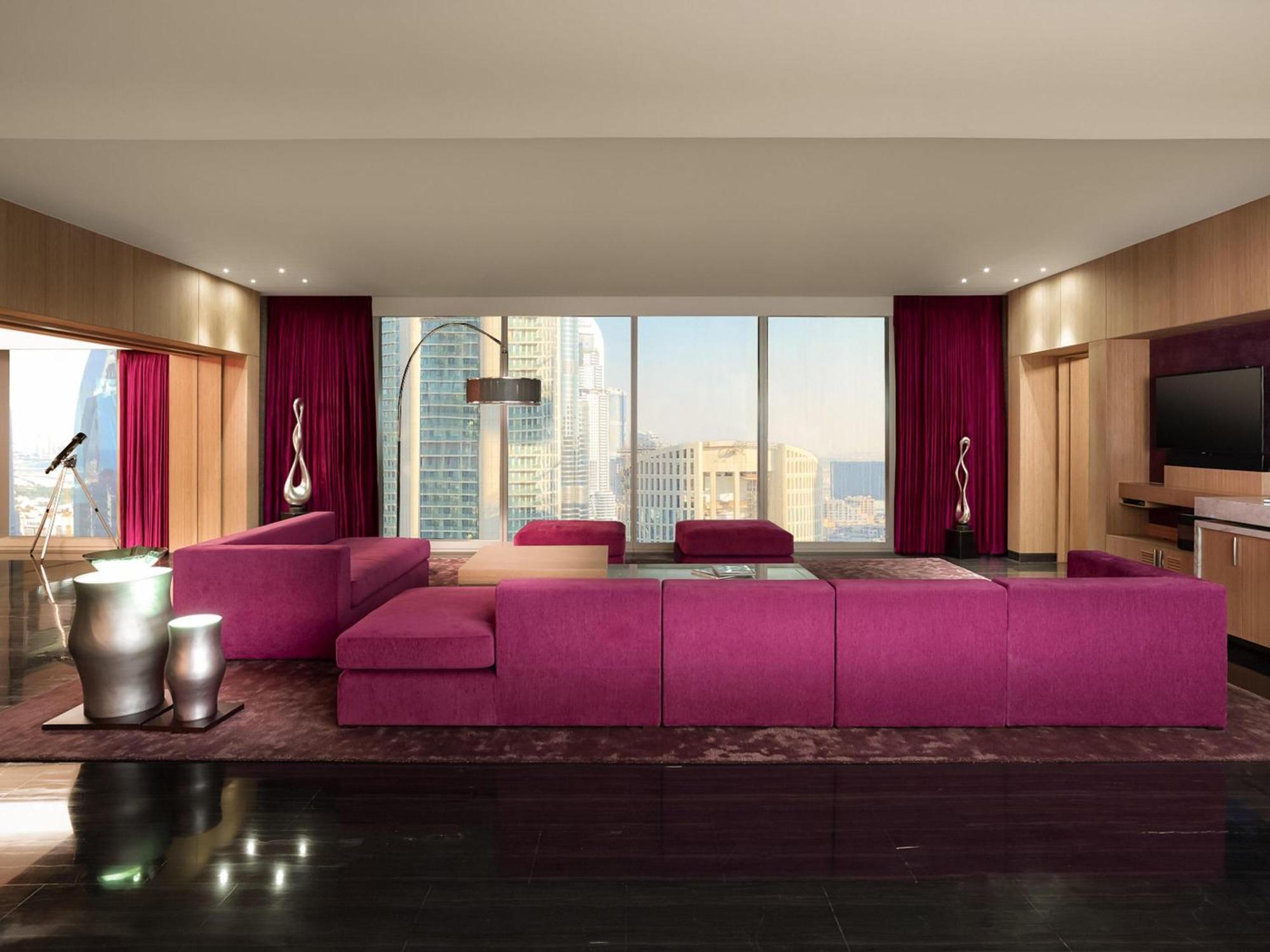 Royal Suite mit Kingsize-Bett, Aussicht und Zugang zum Club