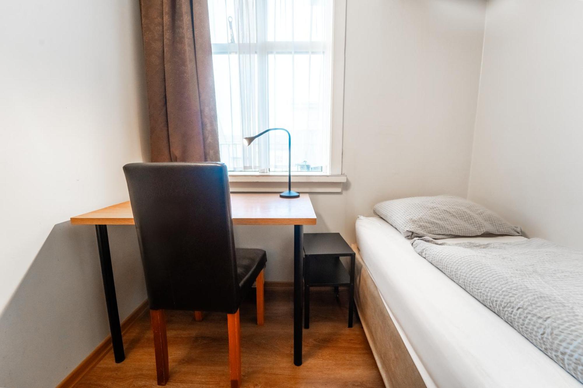Petite Chambre Simple avec Salle de Bains Commune