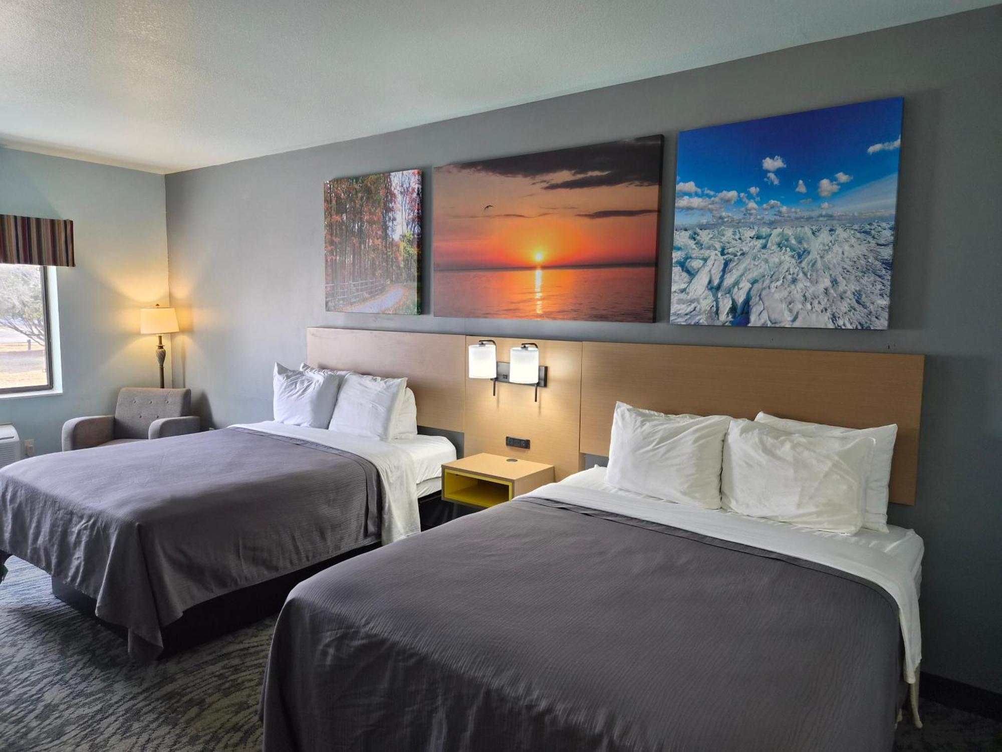 Single Room with Two Queen Beds No Pets Allowed