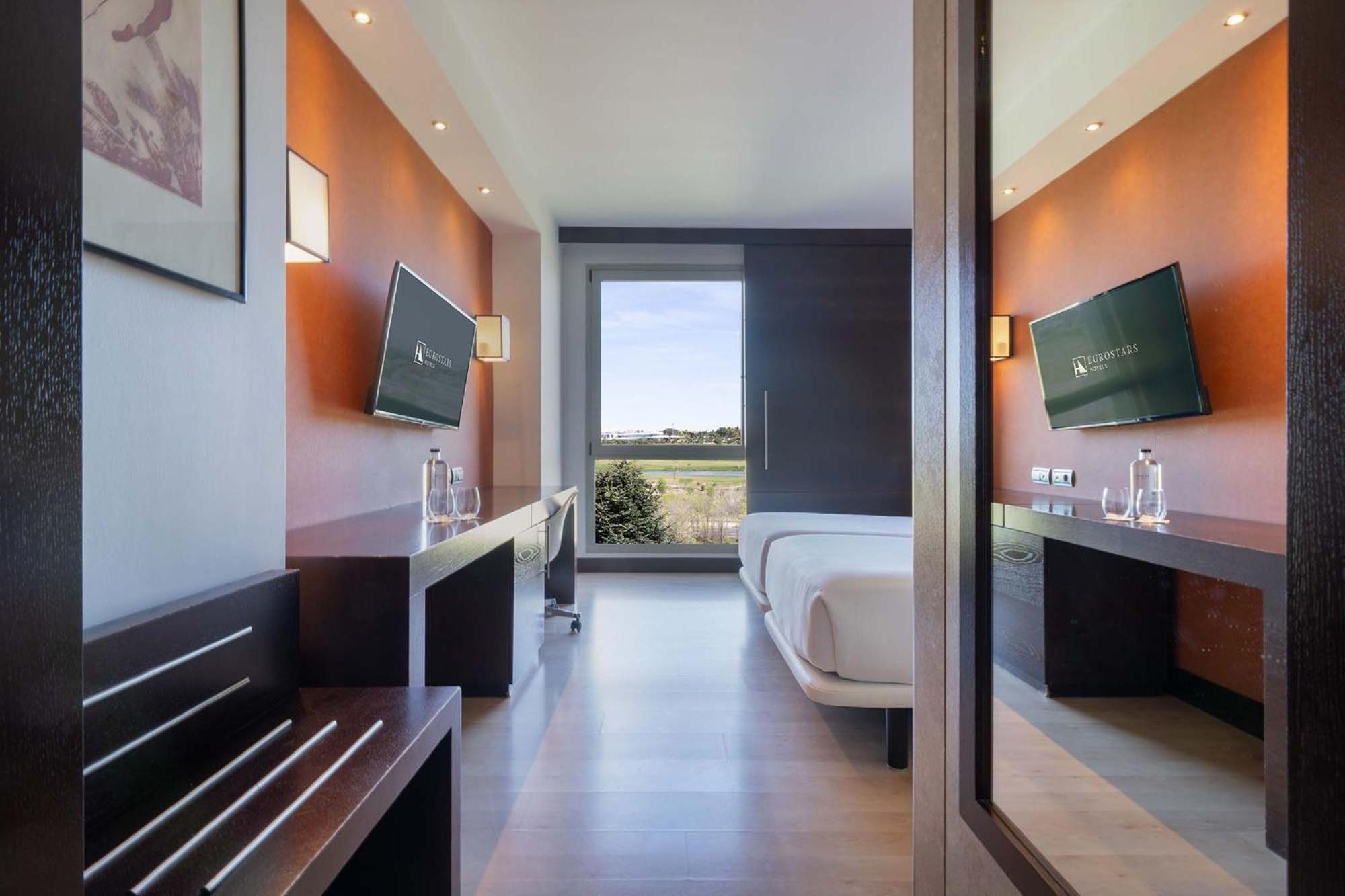 Twin Room,1765151321:JPEG